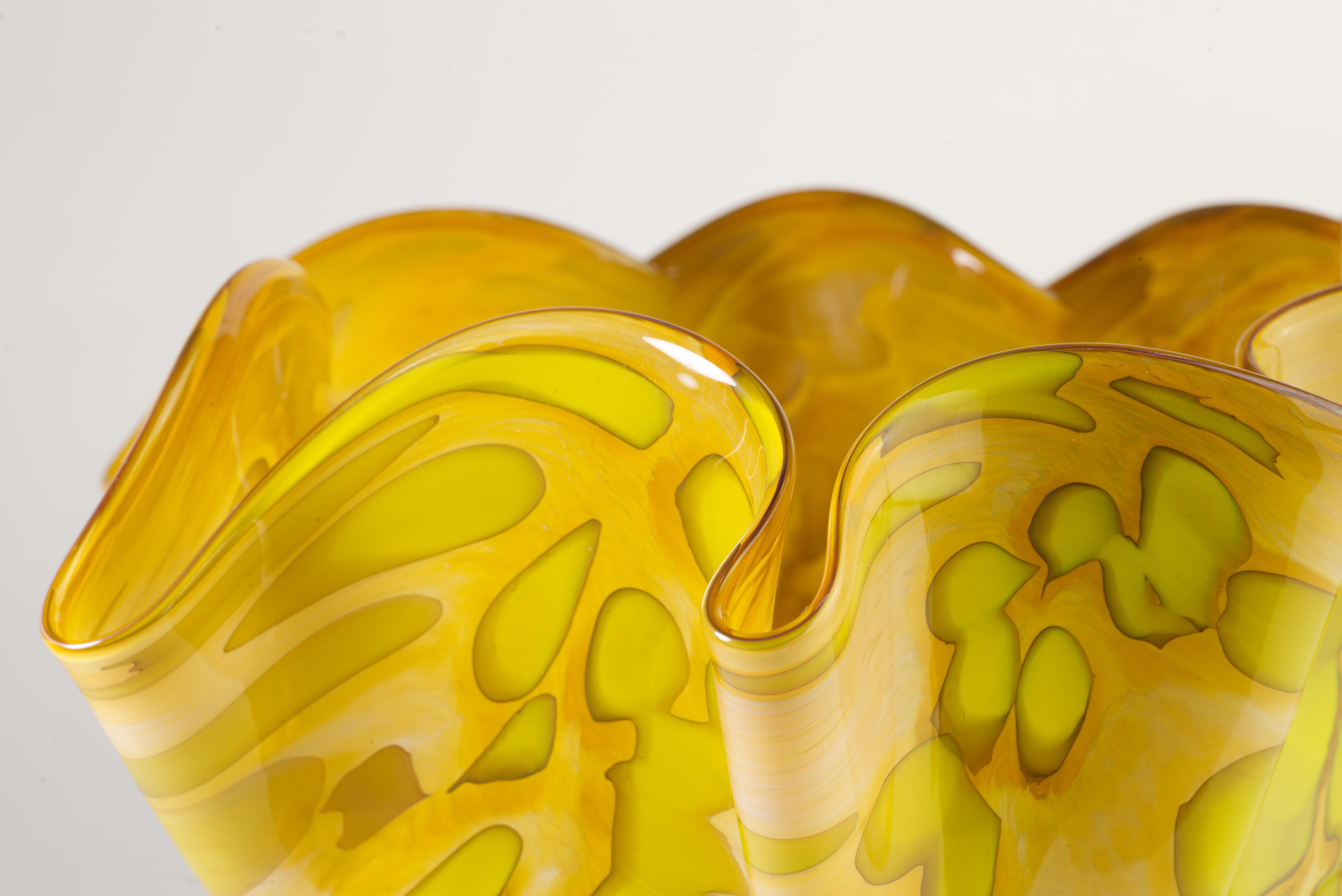 Organische Schale aus Vitrix Hot Glass Studio-Kunstglas mit gefalteter Kante, New Yorker Kunstglas (21. Jahrhundert und zeitgenössisch) im Angebot