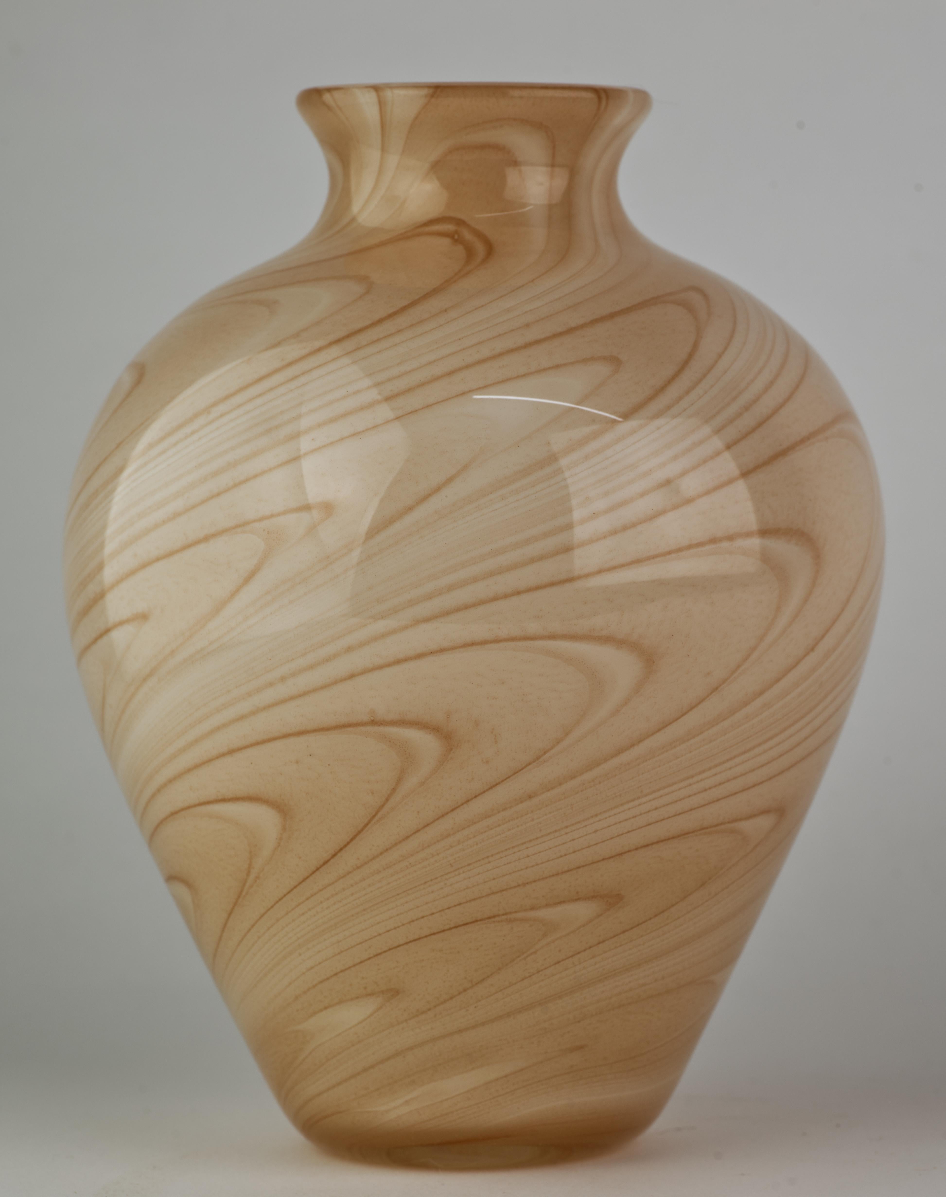  Die auffällige Vase Organic Modern wurde mit einer dünnen Schicht aus weißem Glas mundgeblasen, die unter dem zweifarbigen Korallenglas liegt. Die korallenbeigen Wirbel wurden in einem abstrakten, grafischen Muster auf einem hellen
