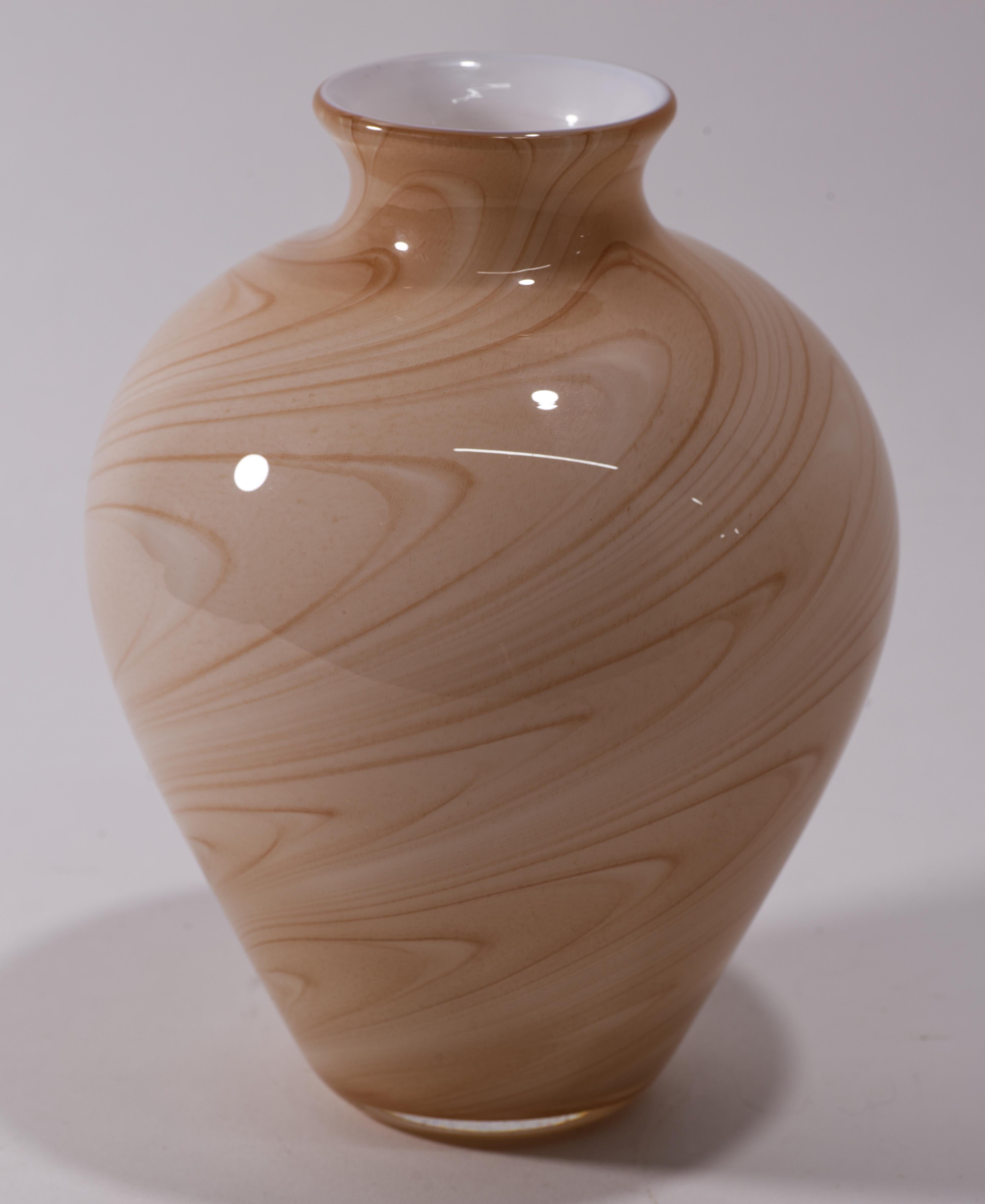 Vitrix Hot Glass Studio Sommerso, Koralle und weiße Vase, New Yorker Kunstglas, Vitrix Hot Glass (amerikanisch) im Angebot
