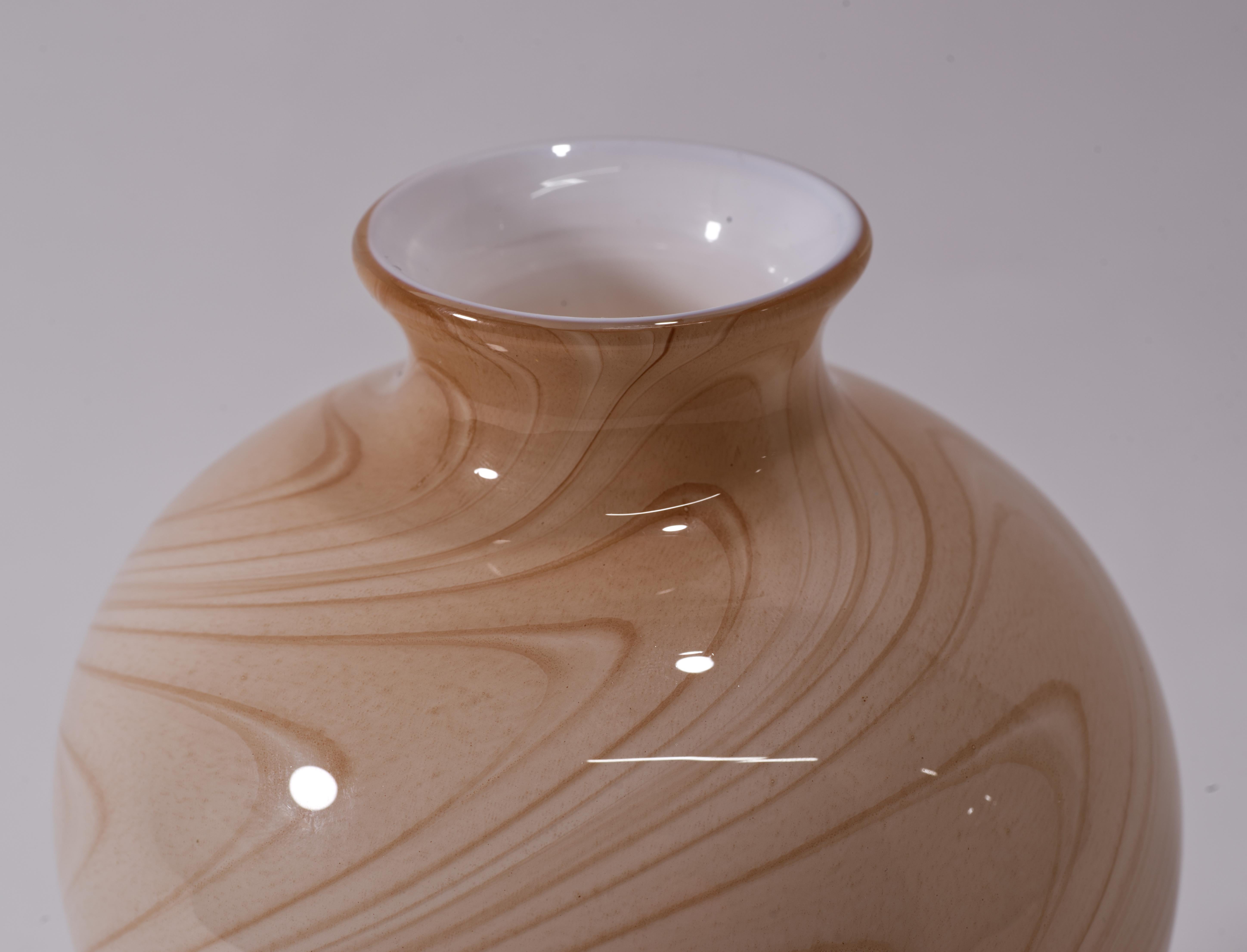 Vitrix Hot Glass Studio Sommerso, Koralle und weiße Vase, New Yorker Kunstglas, Vitrix Hot Glass (Handgefertigt) im Angebot