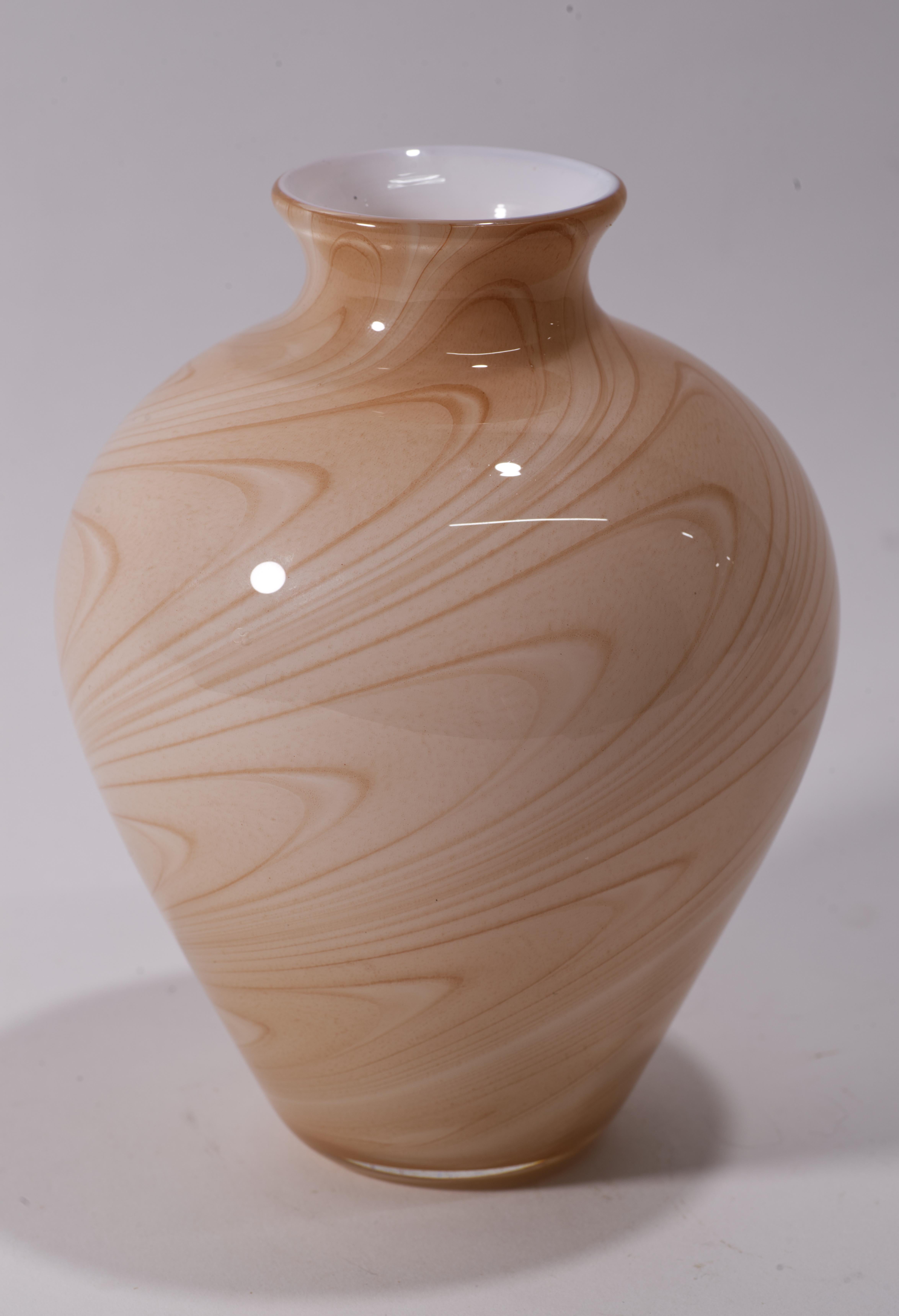 Vitrix Hot Glass Studio Sommerso, Koralle und weiße Vase, New Yorker Kunstglas, Vitrix Hot Glass im Zustand „Gut“ im Angebot in Clifton Springs, NY