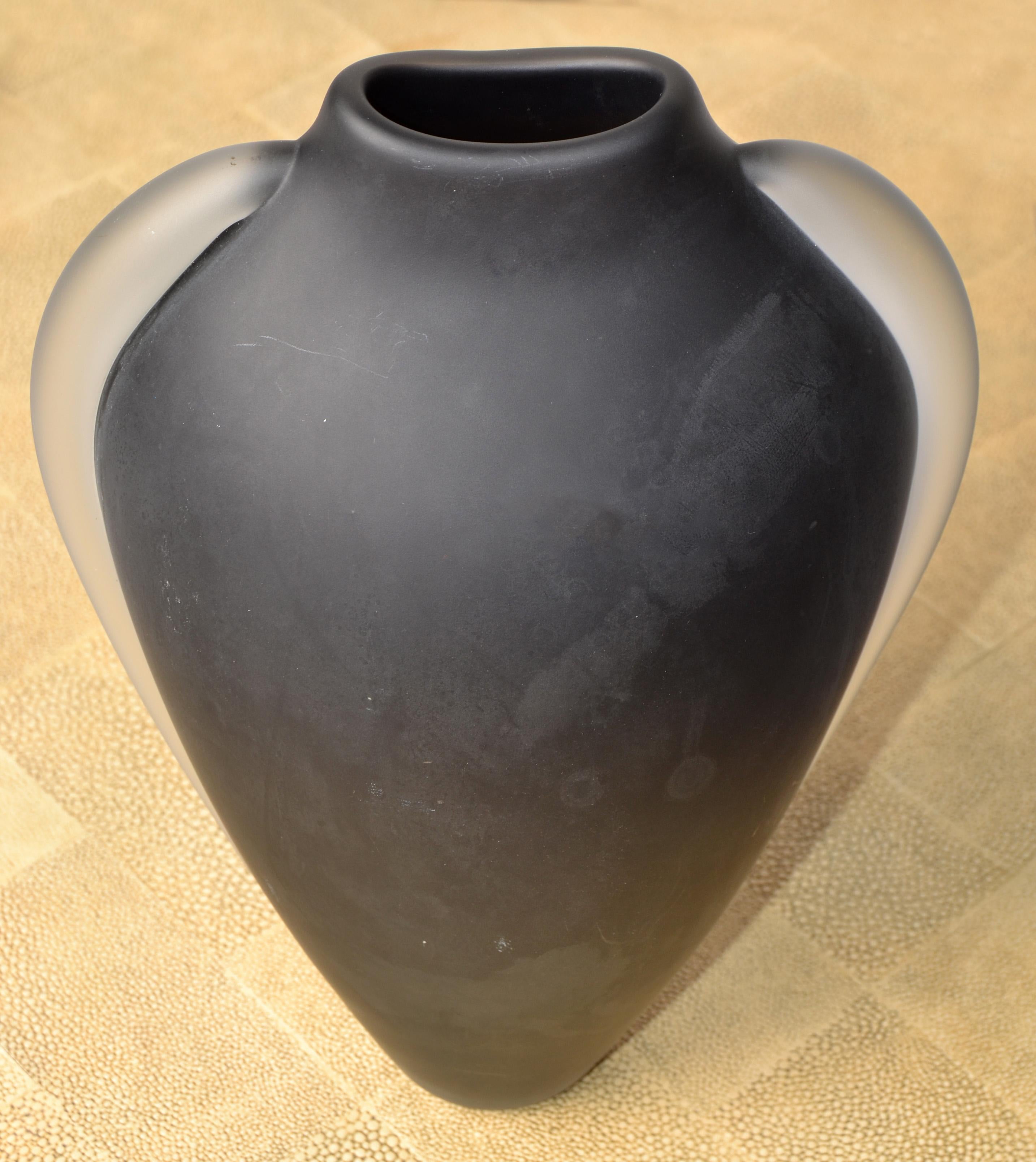 Artist Thomas Buechner III created this beautiful studio piece of hot blown art glass vase in Black Scavo and transparent color.
Mid-Century Modern Op Art made in 1982 at the Vitrix Studio in America.
In good vintage condition with some wear to the