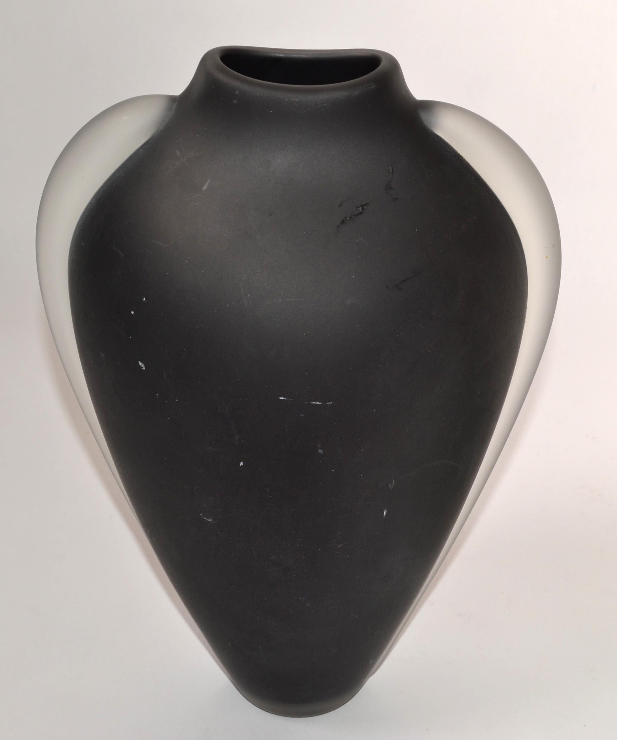 Vitrix Studio Blown Black Scavo Clear Art Glass Vase Thomas Buechner Op Art 80s In Good Condition For Sale In Miami, FL