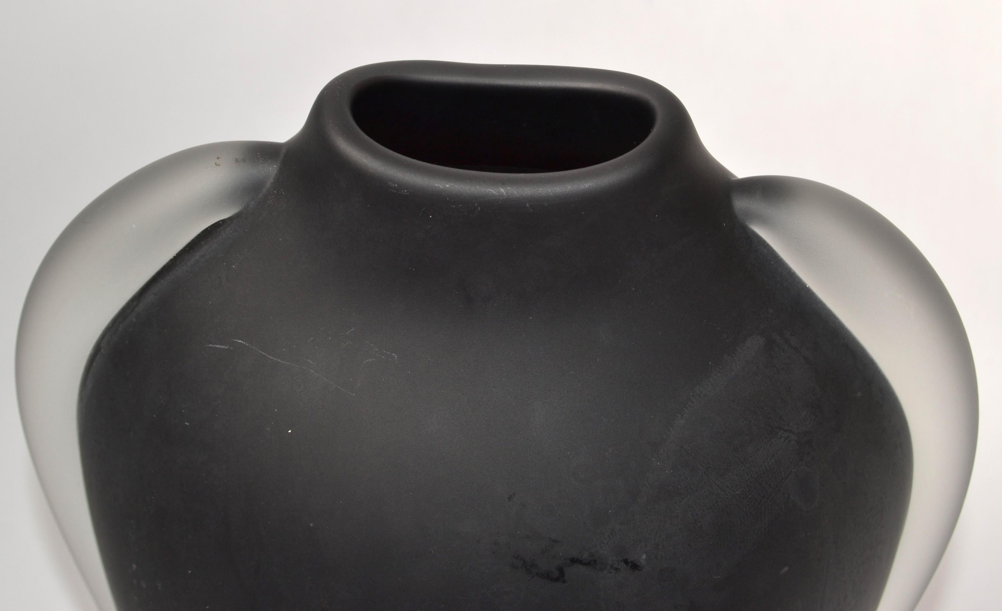 Vitrix Studio Blown Black Scavo Clear Art Glass Vase Thomas Buechner Op Art 80s In Good Condition For Sale In Miami, FL