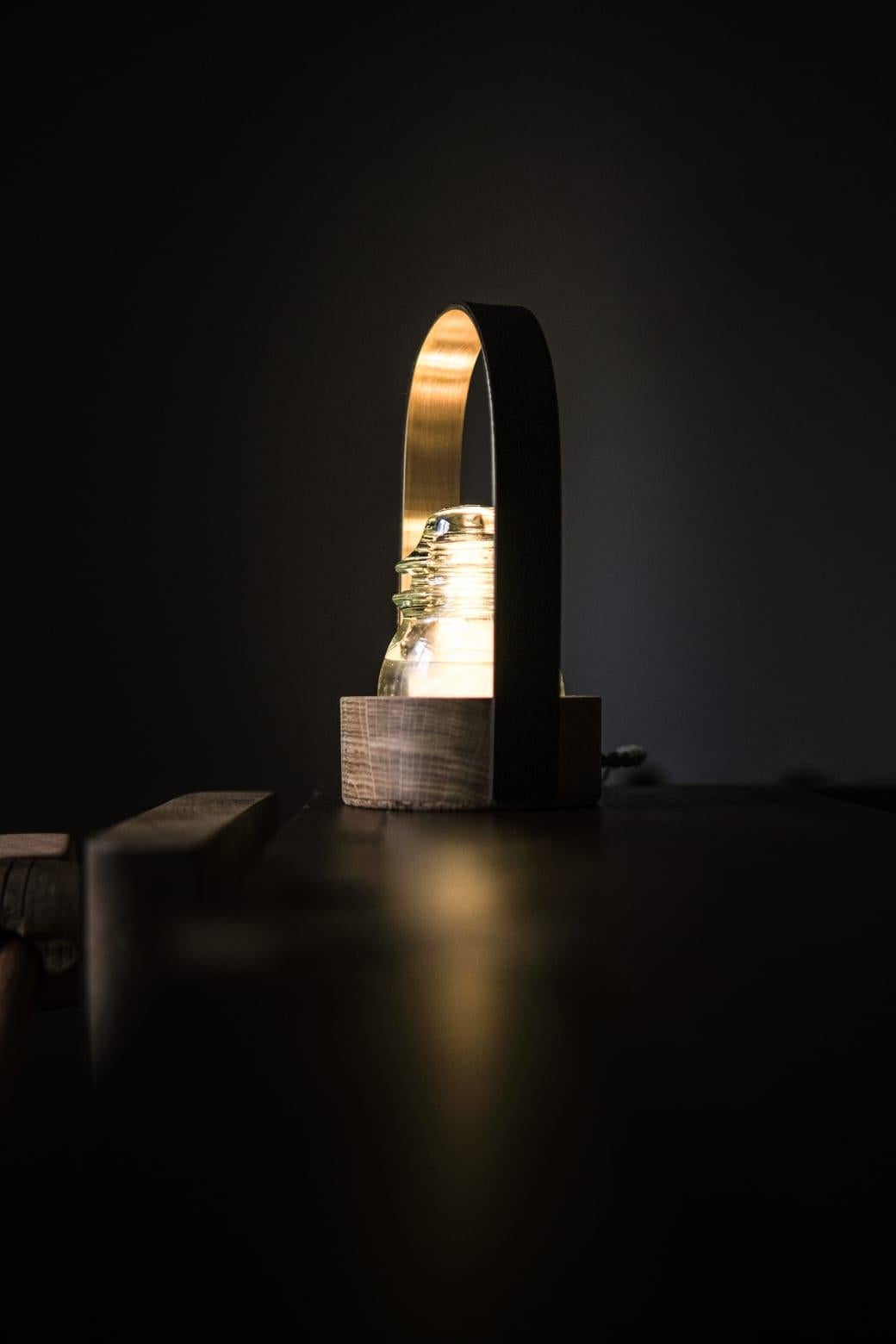 La lampe de table Vitrum est née de la réutilisation d'anciens isolateurs électriques en verre trempé utilisés dans les poteaux qui alimentaient les villes en électricité au XXe siècle.

L'idée de créer cette lampe était de réutiliser et de donner