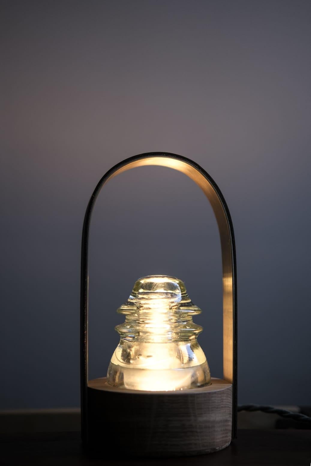Lampe de table Vitrum de Caio Superchi
Dimensions : D12 x L12 x H23 cm 
Matériaux : laiton, cuir, verre, chêne
Pièce signée et numérotée.

Toutes nos lampes peuvent être câblées en fonction de chaque pays. Si elle est vendue aux États-Unis, elle