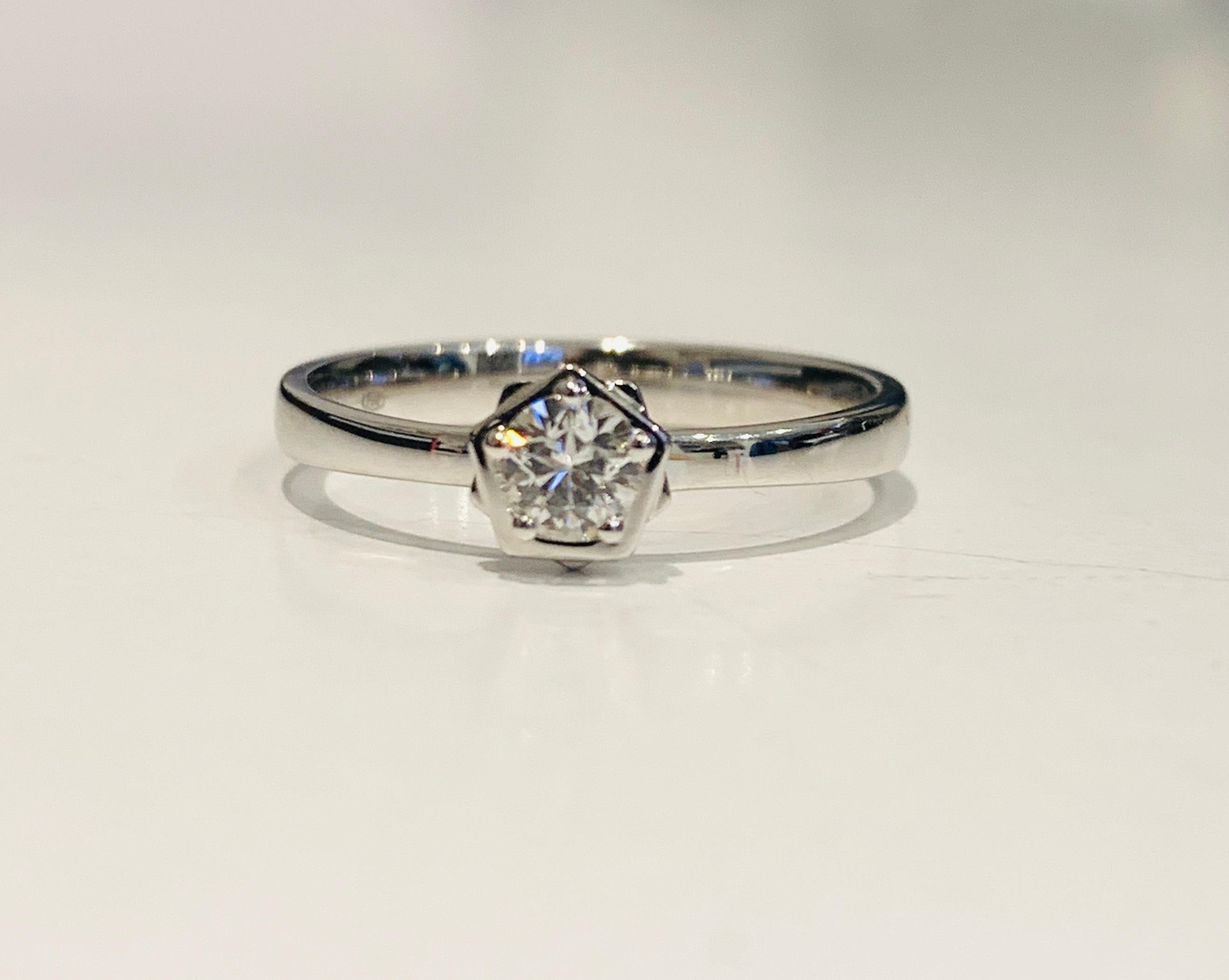 This Vitruvian Solitaire Diamond ring is part of the Vitruvian Leonardo da Vinci Cut collection. Set in 18Kt white Gold it graces the finger with Leonardo Da Vinci's Diamond Cut and architectural designs.

The Leonardo Da Vinci Cut Diamond boasts a