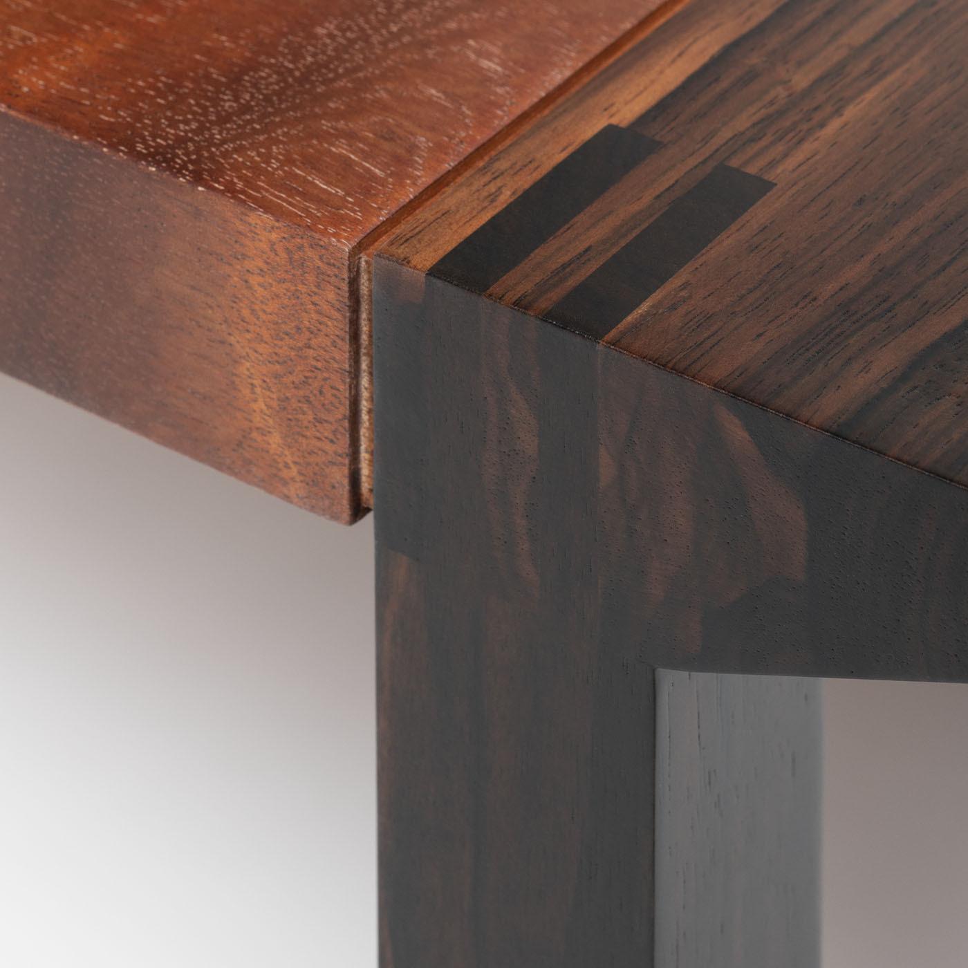 Cette table de la Collection Scandinavian est une pièce indéniable pour un grand nombre d'intérieurs, qu'ils soient industriels, scandinaves ou modernes du milieu du siècle. Conçu en collaboration avec CMP Design, le cadre en ébène massif soutient