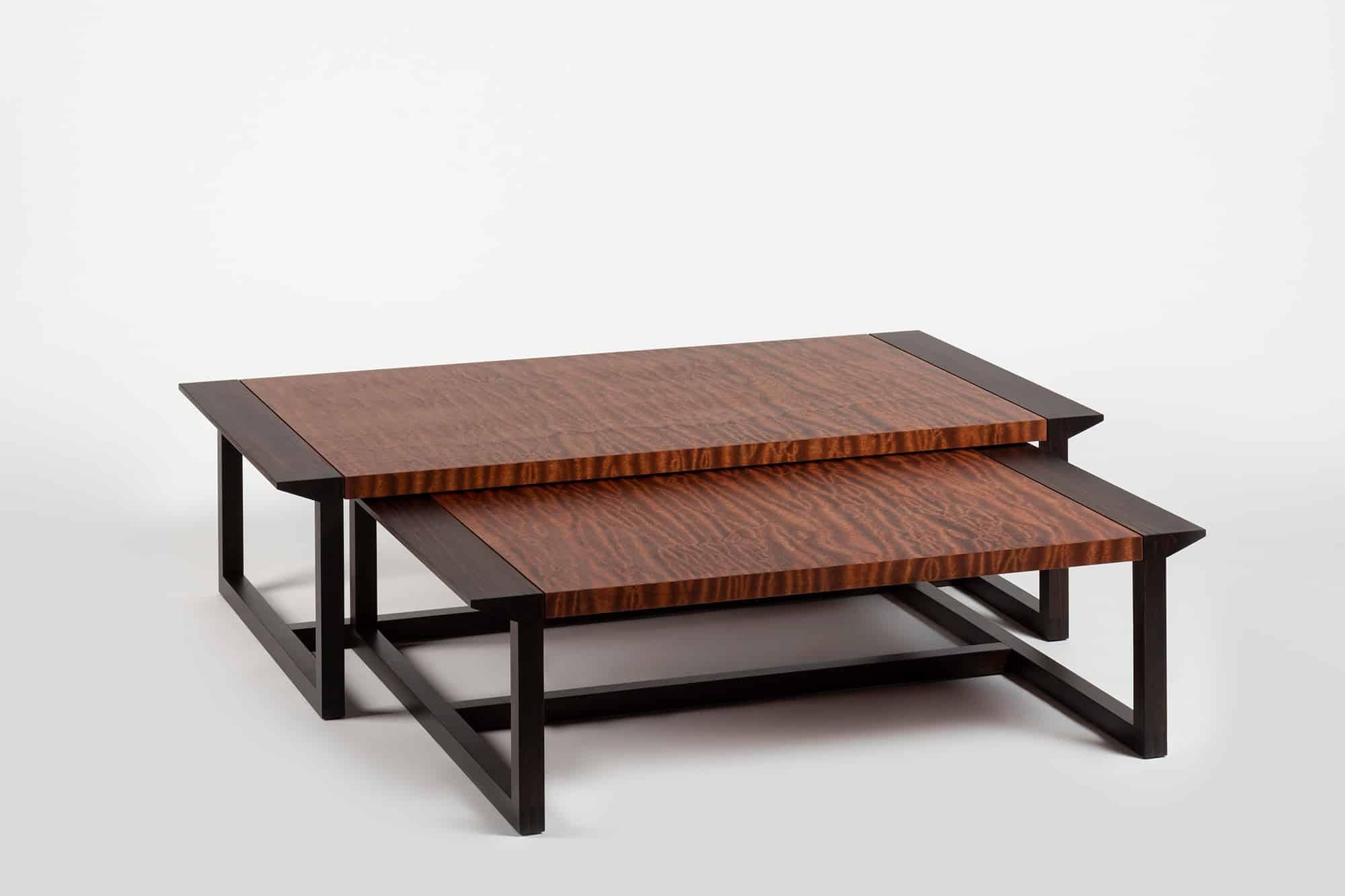 Faisant partie de la Collection Vitruvio créée en collaboration avec CMP Design, cette table basse témoigne d'un superbe savoir-faire. Le cadre en ébène massif avec des articulations digitales soutient le plateau plaqué en acajou pomelé, un bois