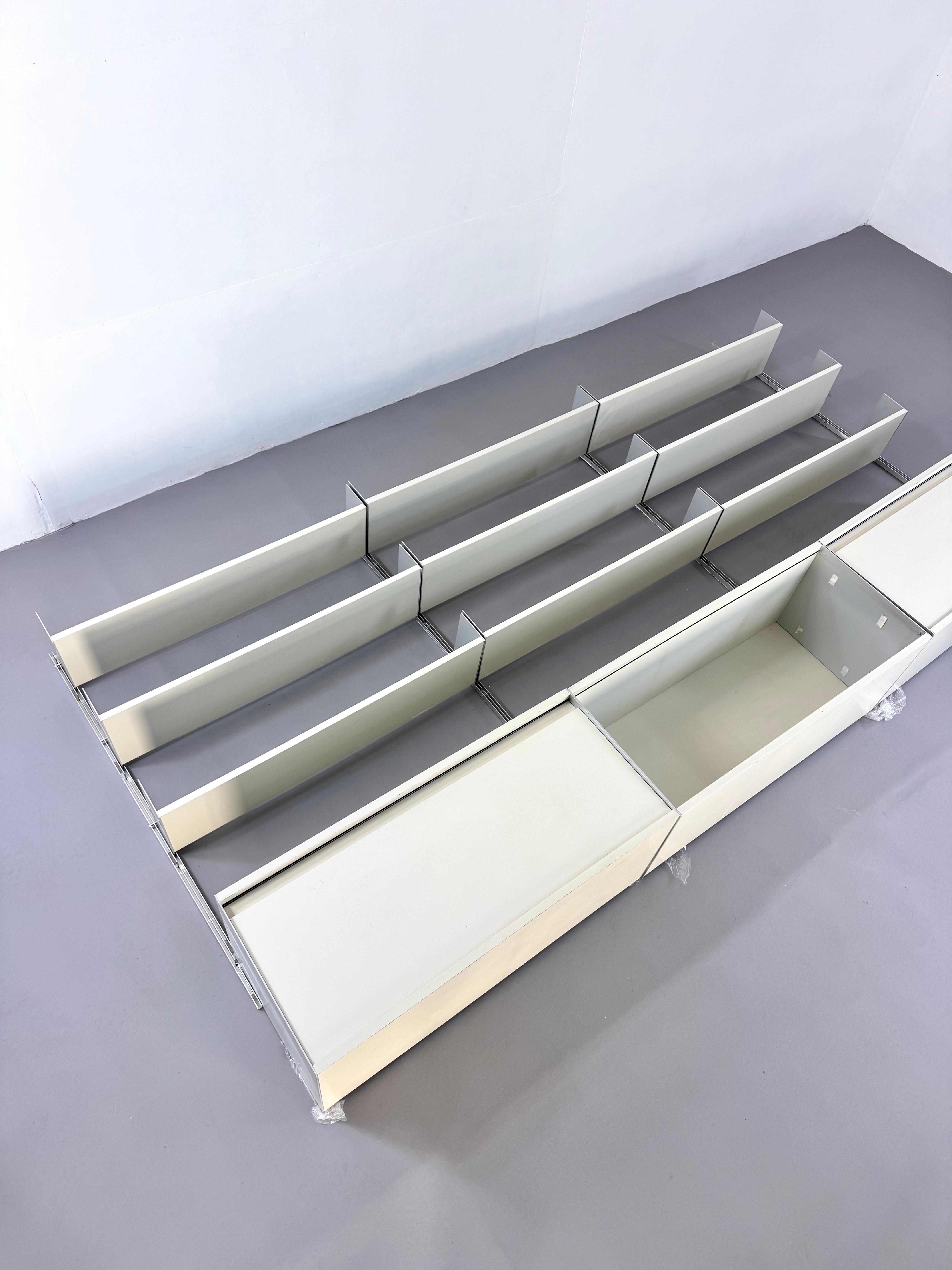 We are pleased to offer an original Vitsœ 606 Universal Shelving System designed by Dieter Rams – a timeless and highly functional modular shelving system known for its versatility and minimalist aesthetic.

Product Details:
Model: Vitsœ 606