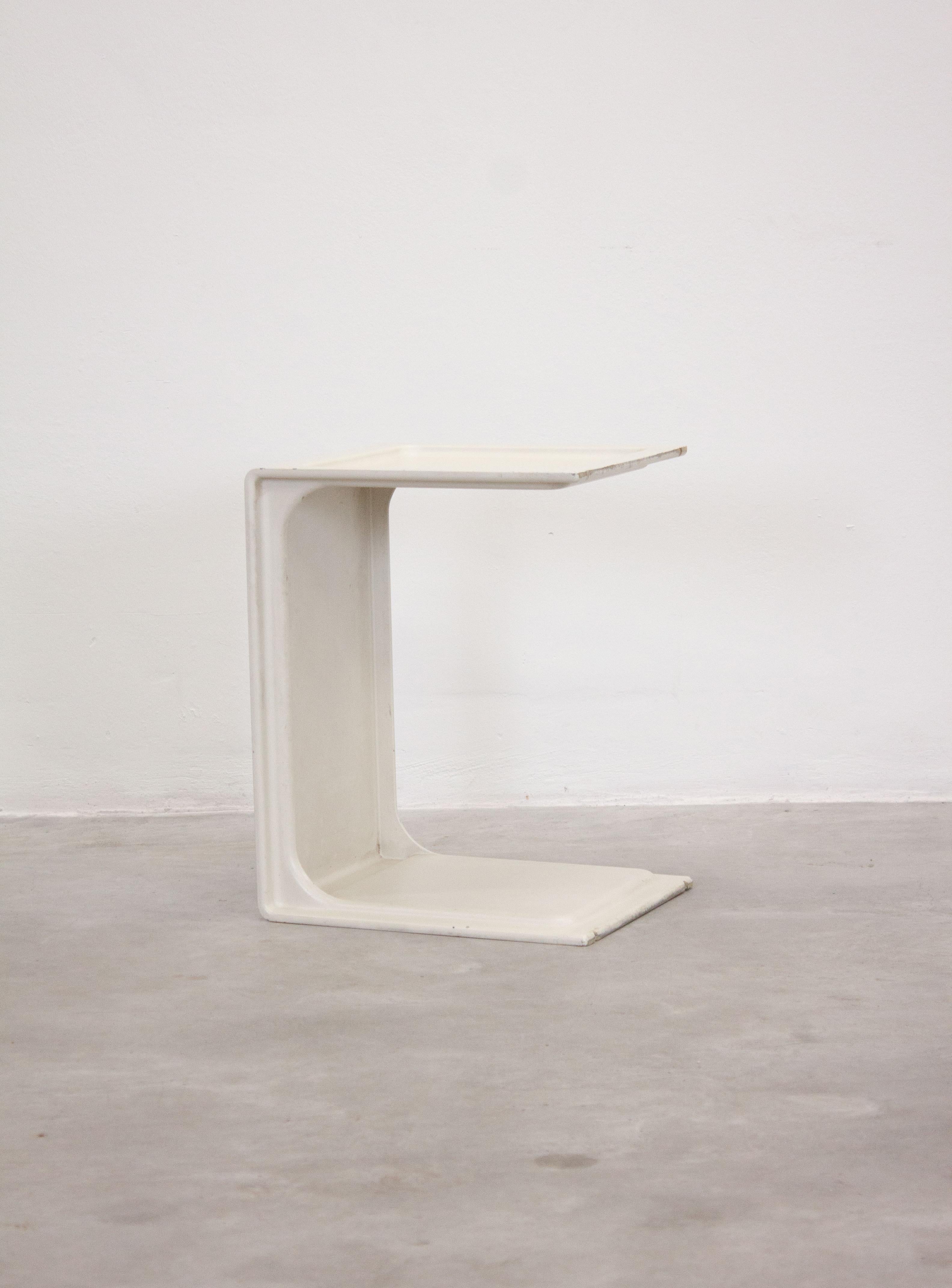 Vitsoe model 621 side table designed by Dieter Rams. This is an older version from the 1960s and has an off-white, maybe even a bit greyish color. Rams designed this side table in 1962 along with his 620 Chair Programme. It was last produced in the