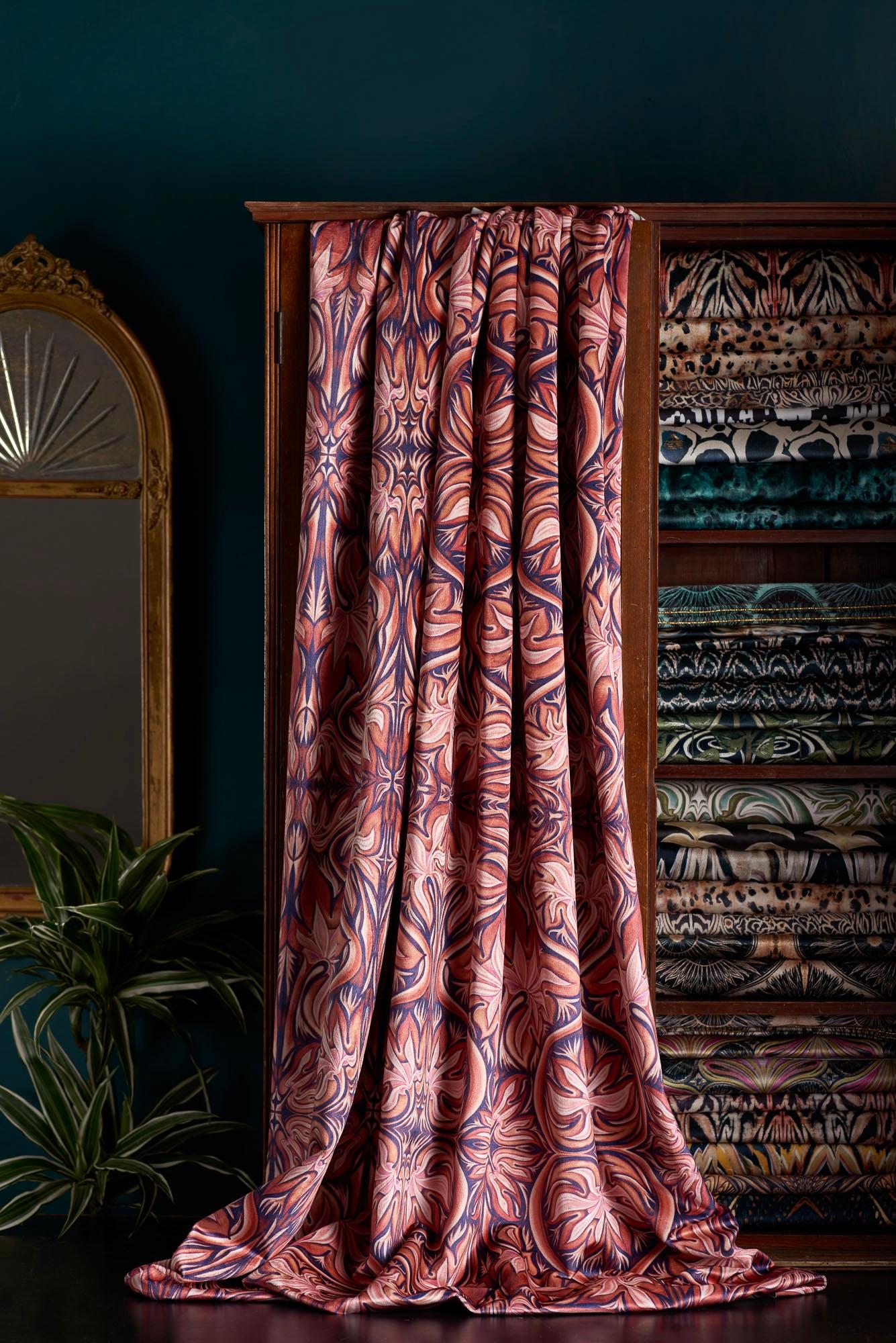 Exuding hints of Art Nouveau in rich textural colours of red and dark blue, this is a warm and vibrant wallpaper with lyrical details. Curvaceous floral motifs in red flame like shapes, this pairs well with warm navy and purple jewel tones, as well