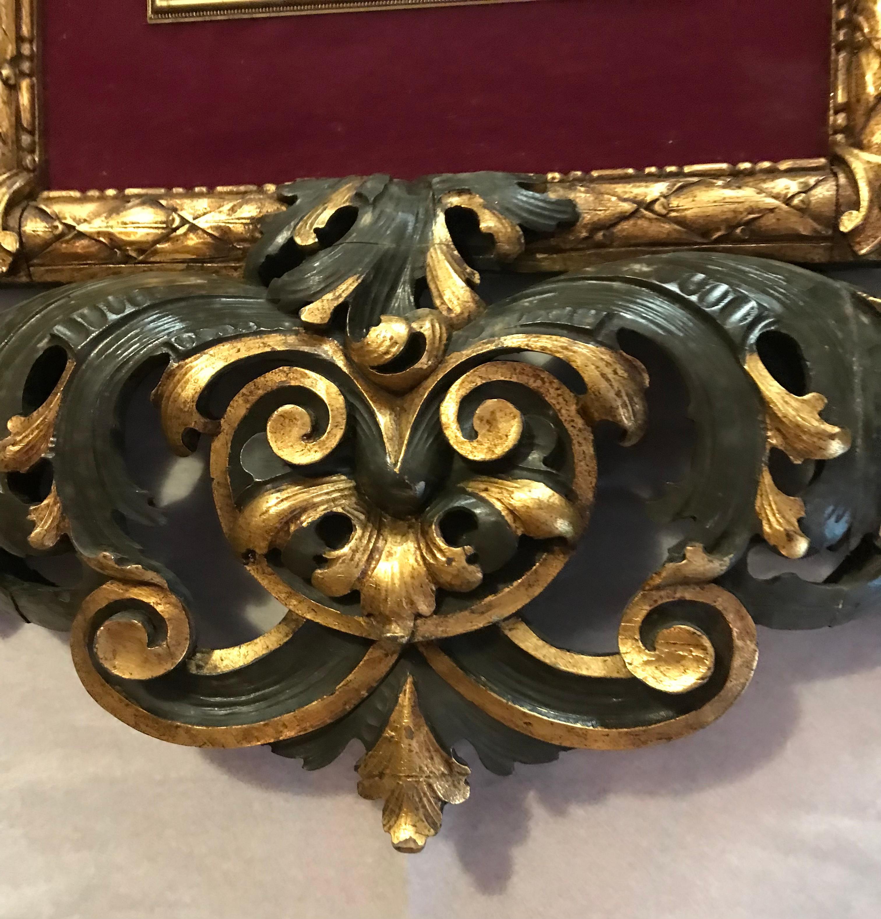 Italienischer Barock-Bilderrahmen aus massivem vergoldetem und dunkelgrünem Holz, 
Der Vittoria-Rahmen wird von italienischen Meisterhandwerkern in der Toskana handgeschnitzt.
Aufwändigstes grünes und goldenes Laub, typisch für das 19.
In