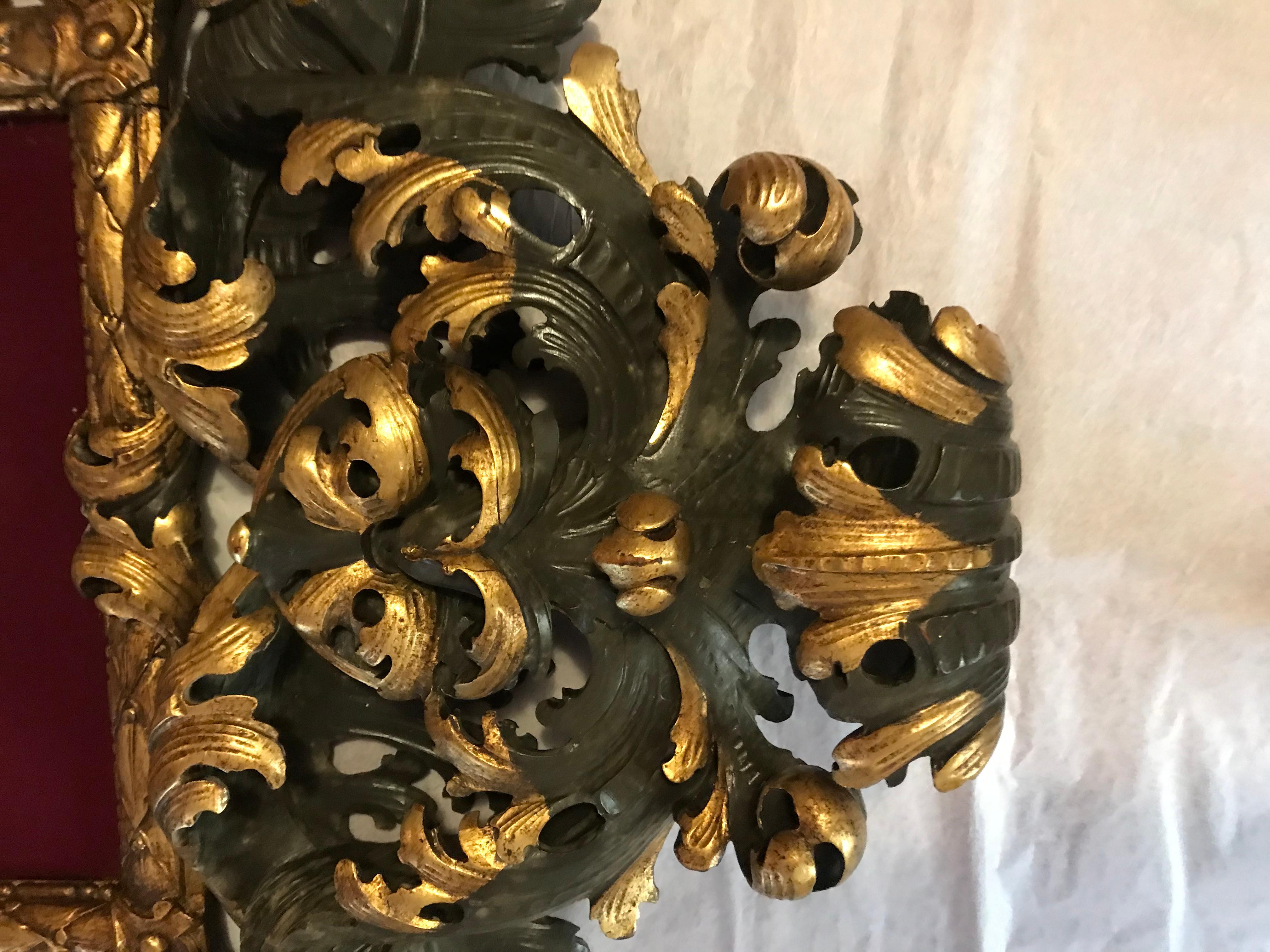 Sculpté à la main Cadre baroque italien doré et Vittoria  Bois vert en vente