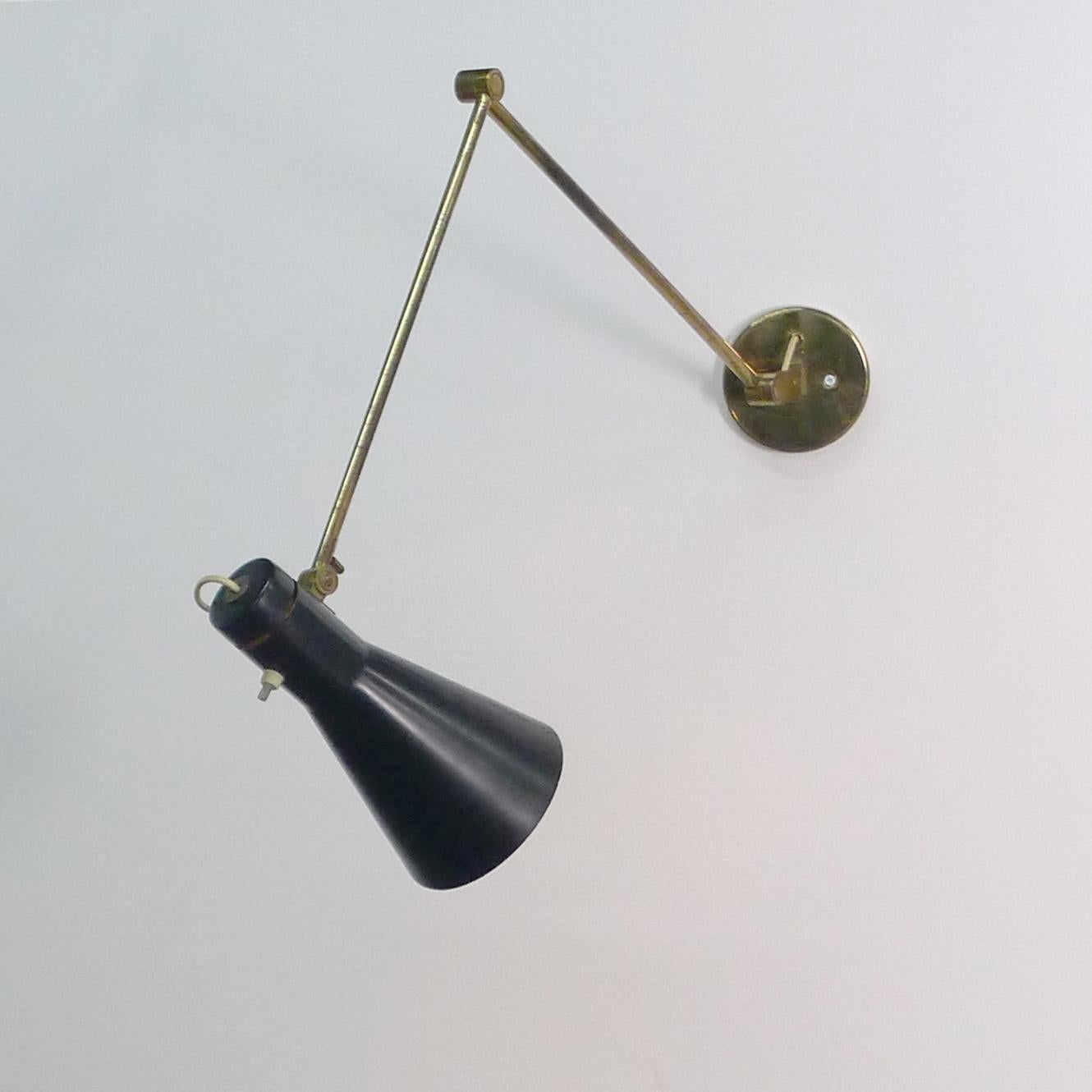 Vittoriano Vigano pour Arteluce, rare lampe murale articulée, Italie, années 1950 en vente 11