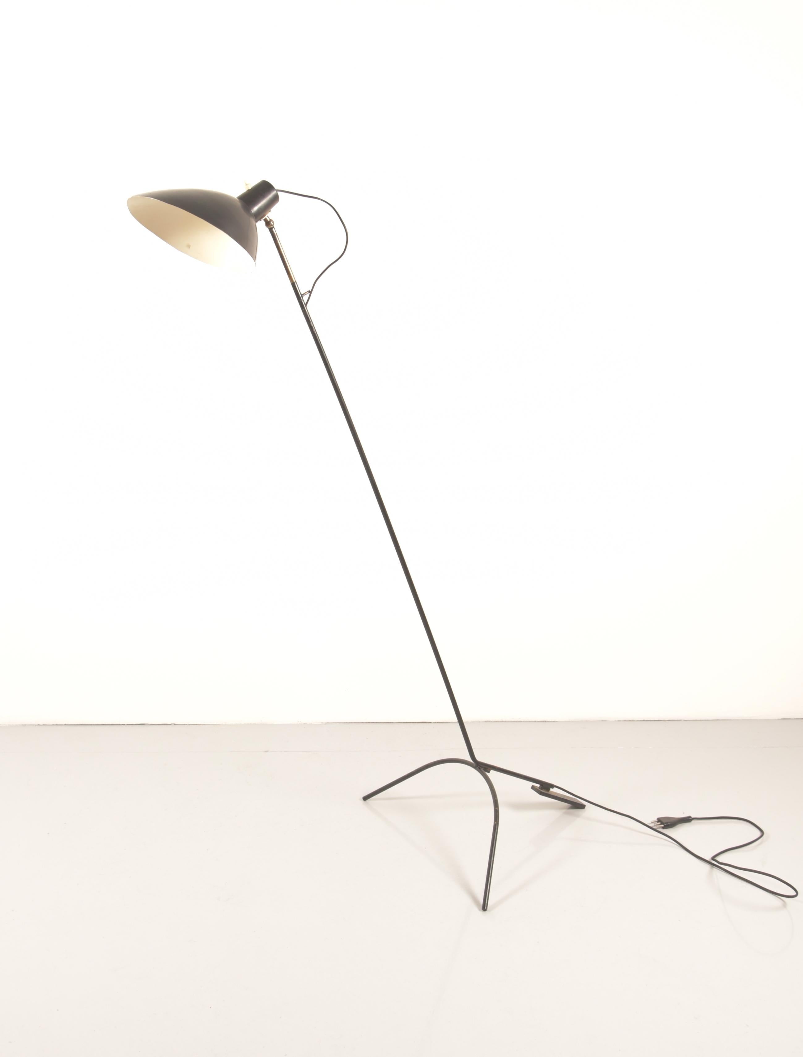 Floor lamp Vittoriano Vigano by Arteluce , circa 1951, model 1047 with black lacquered aluminum adjustable shade on brass stem and tripod base, with original manufacturer's label inside the shade 
