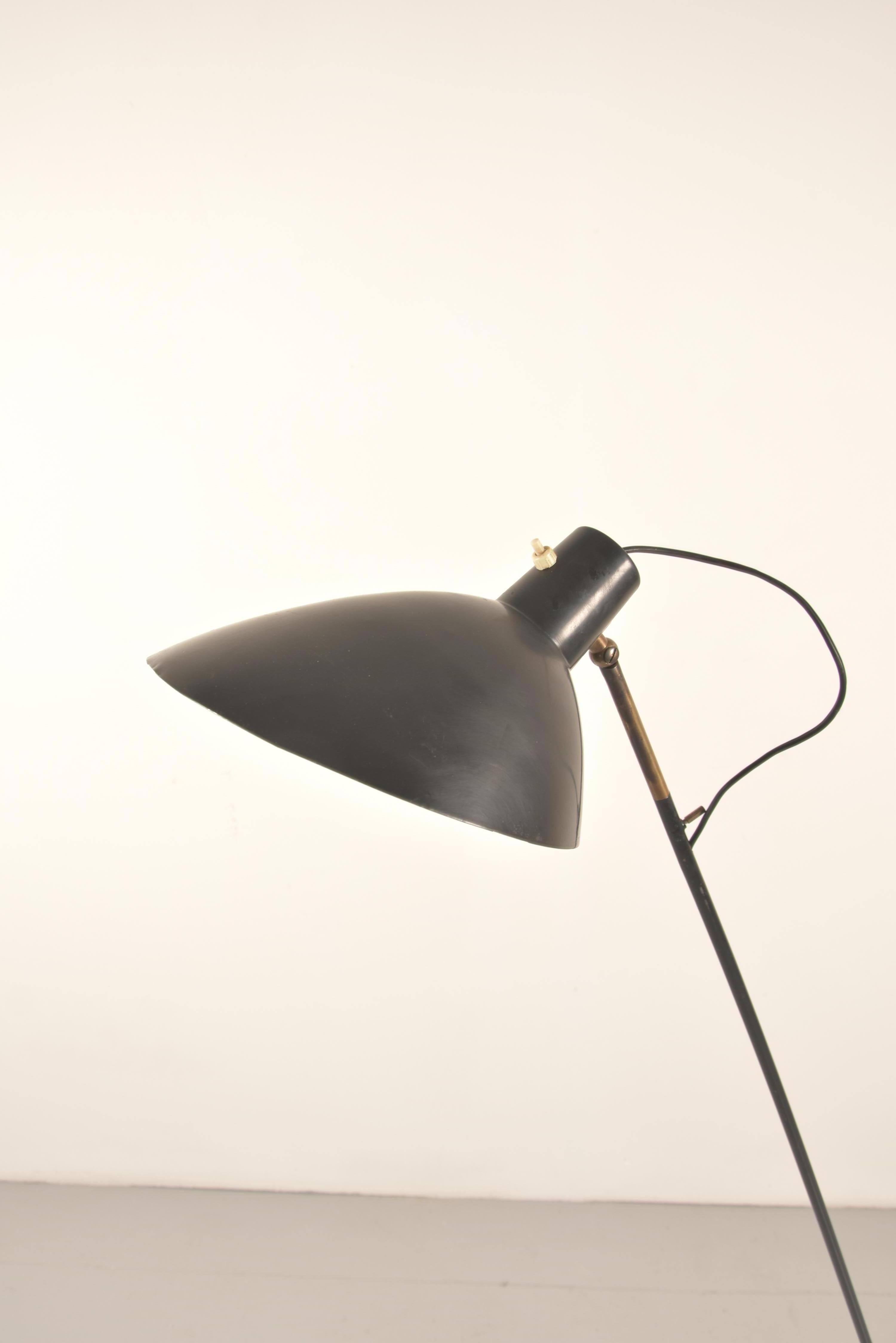 Vittoriano Vigano for Arteluce Rare Italian Floor Lamp Model 1047 In Good Condition For Sale In Rovereta, SM