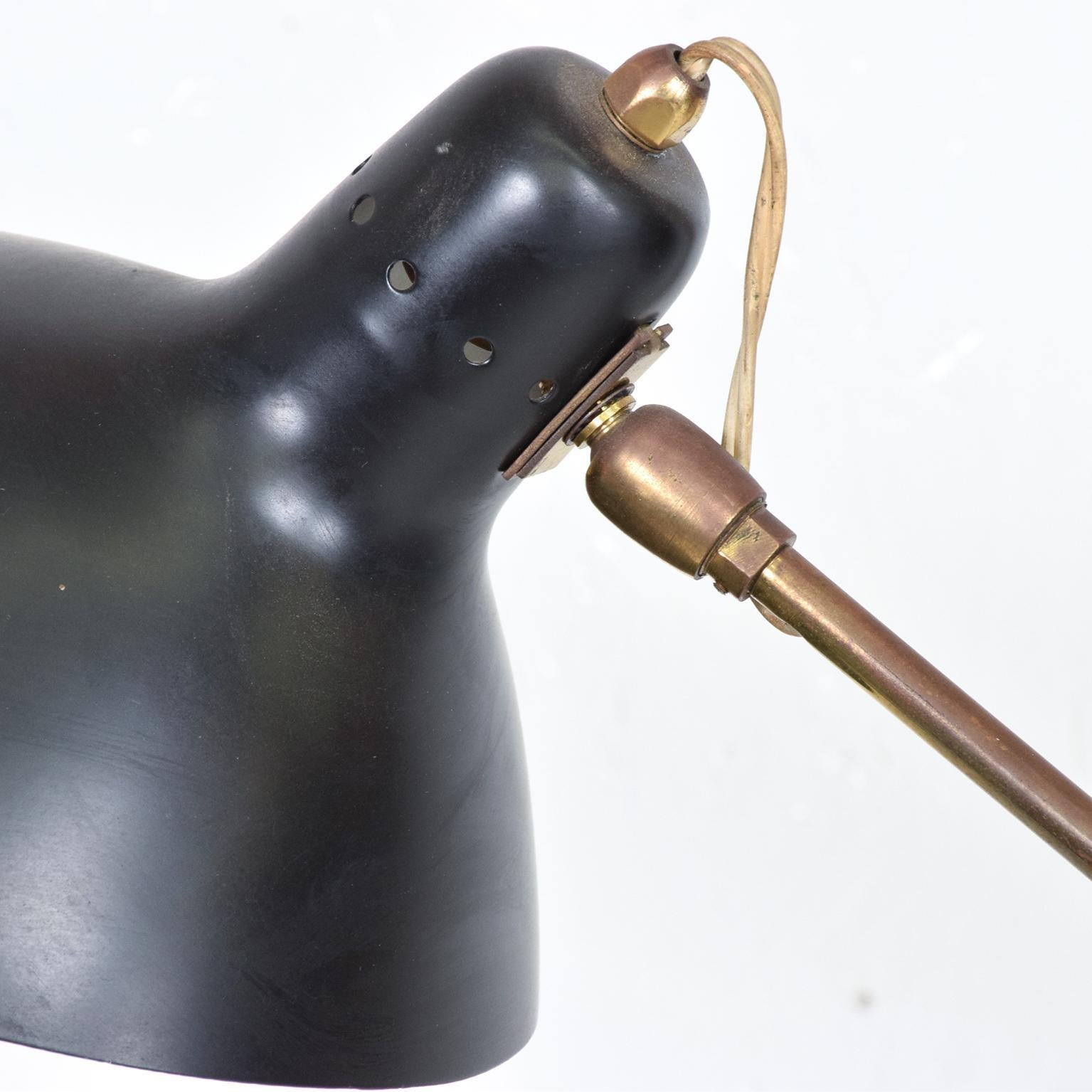 For your consideration, a beautiful vintage French table or desk lamp in black. Unmarked, Design attributed to Vittoriano Vigano, in the style of Serge Moille. The lamp is vintage, made in France circa 1960s. Retains original bayonet socket. Bayonet