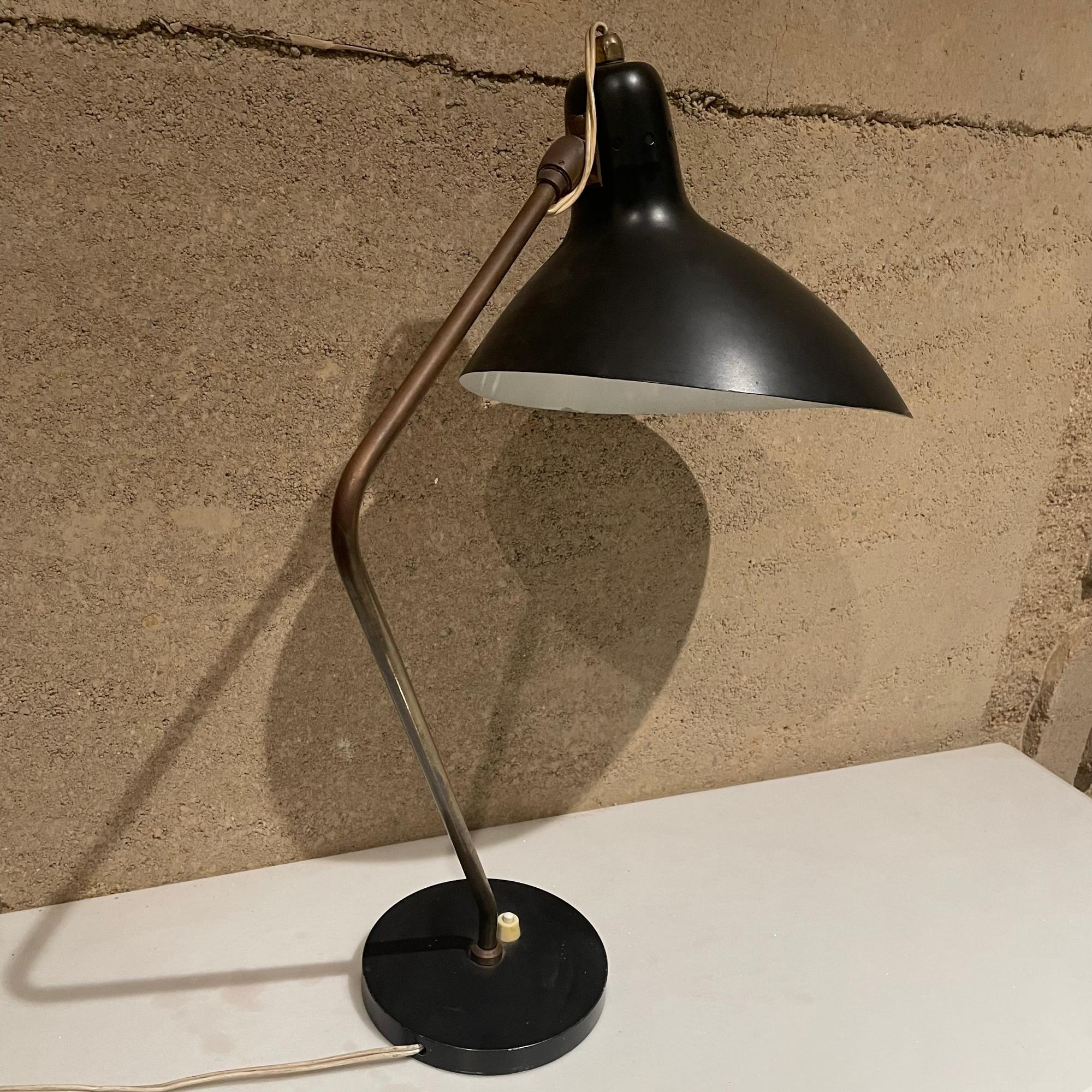 Vittoriano Vigano Sculptural French Table Lamp in Black and Brass France, 1950s For Sale 1