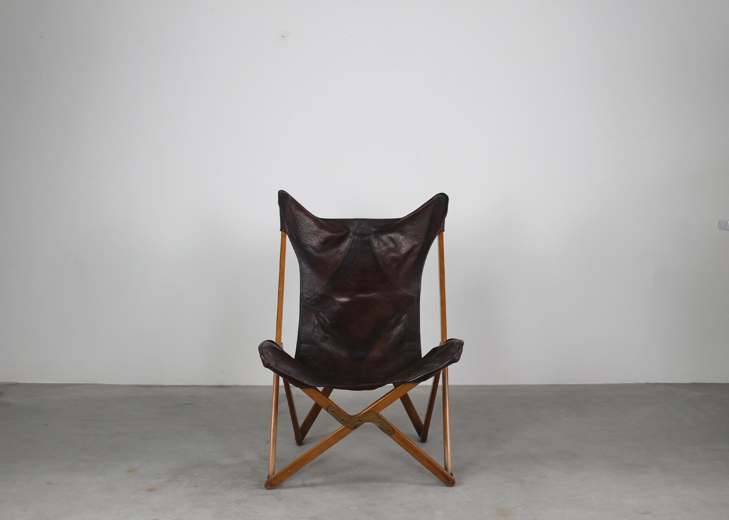 Tripolina folding chair presents a wooden frame with metal fixing and a beautiful removable seat realized in high-quality leather.
This iconic chair was manufactured by the Italian Viganò company during the 1930s. 

The original “Tripolina” chair