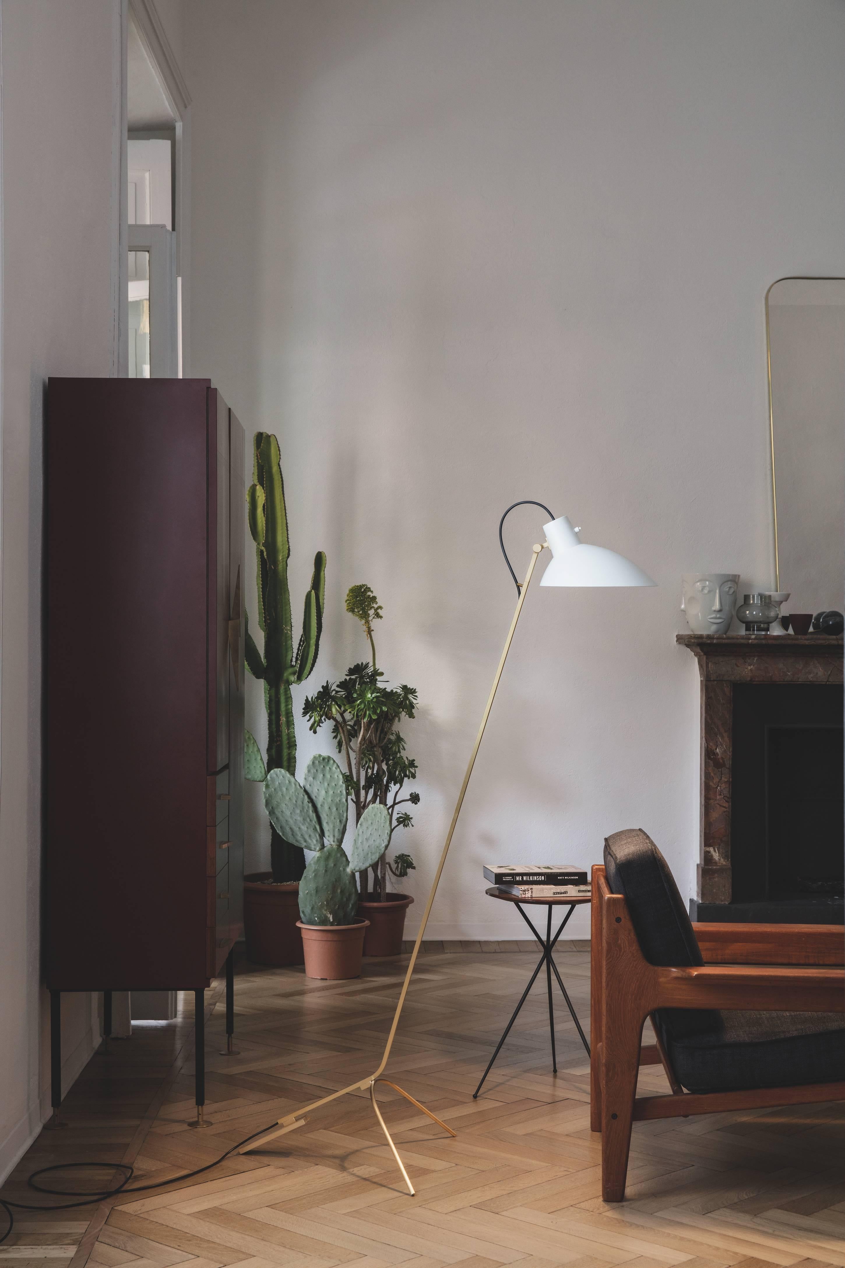 Lampadaire 'VV Cinquanta' de Vittoriano Viganò en noir et laiton pour Astep. Viganò était le directeur artistique d'Arteluce, la société fondée par son partenaire créatif Gino Sarfatti, et la visière était l'une de ses créations les plus célèbres.
