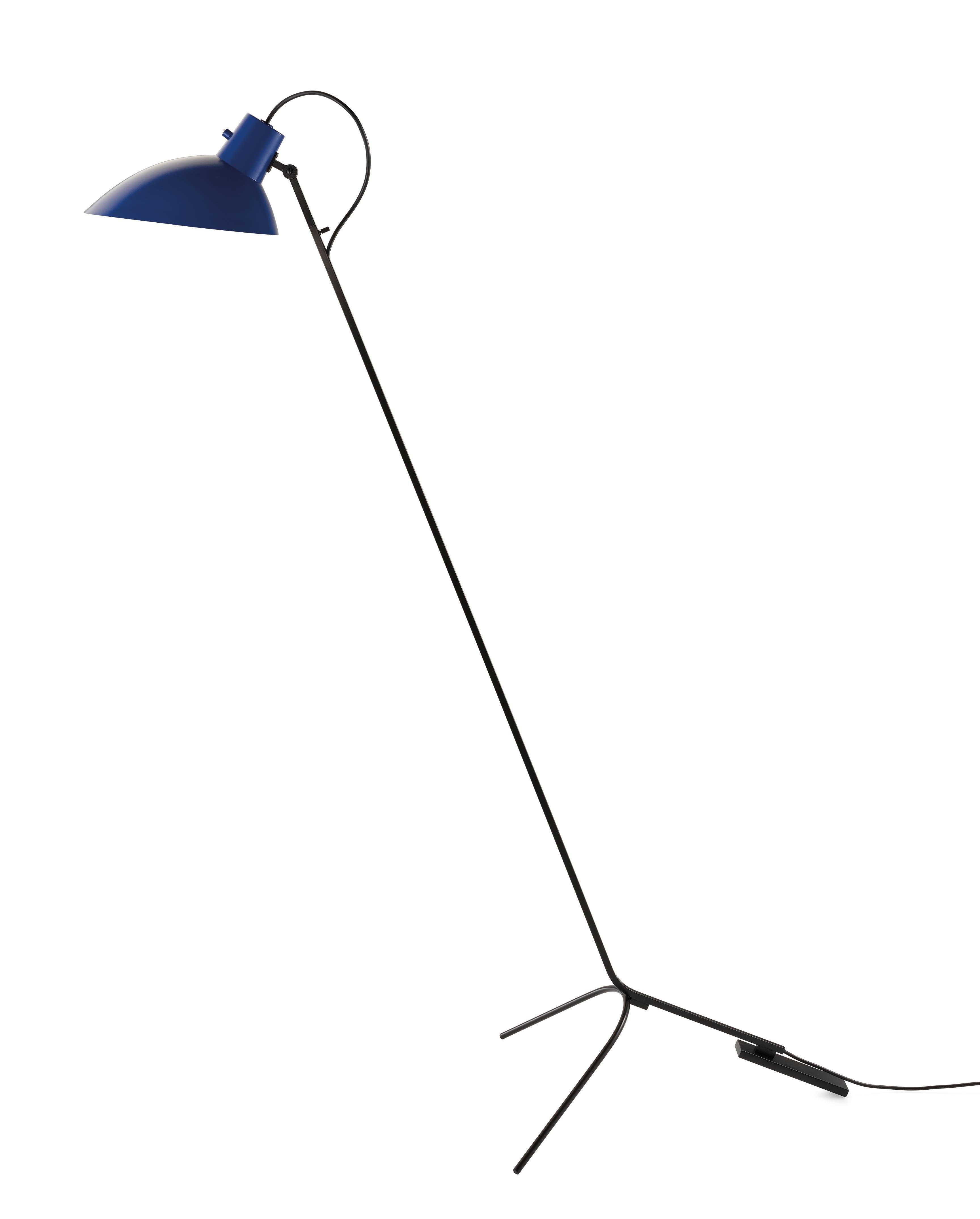 Lampada da terra 'VV Cinquanta' di Vittoriano Viganò in rosso per Astep. 

Viganò era il direttore artistico di Sarfatti for Arteluce, l'azienda fondata dal suo partner creativo Gino Sarfatti, e la visiera era uno dei suoi design più celebri. Si