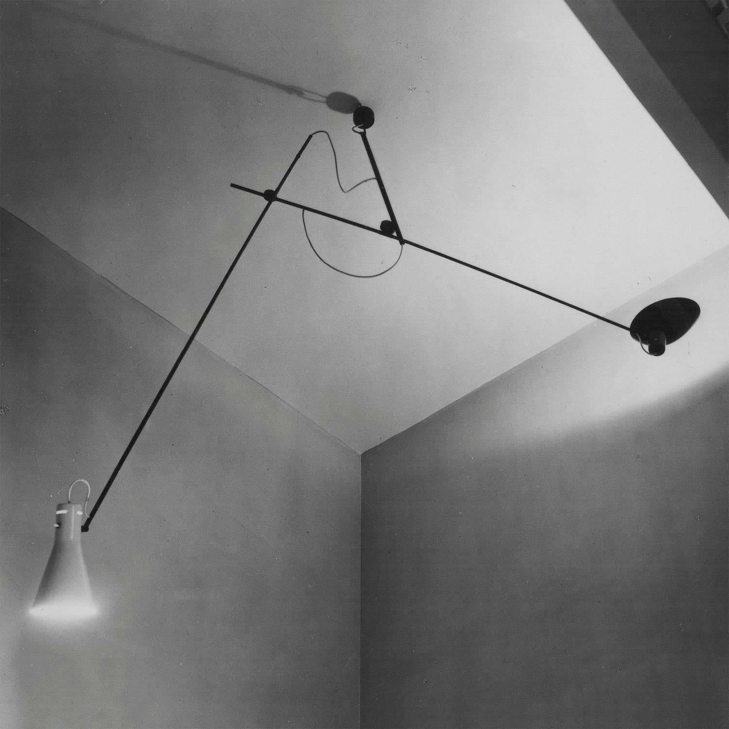 Vittoriano Viganò 'VV Suspension' Lampe in Schwarz und Messing für Astep. 

Viganò war der künstlerische Leiter von Arteluce, dem von seinem kreativen Partner Gino Sarfatti gegründeten Unternehmen, und der Visor war eine seiner bekanntesten