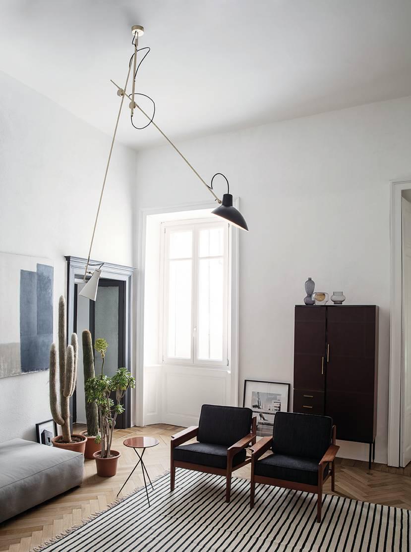 Vittoriano Viganò 'VV Suspension' Lampe in Schwarz, Weiß und Messing für Astep. 

Viganò war der künstlerische Leiter von Arteluce, dem von seinem kreativen Partner Gino Sarfatti gegründeten Unternehmen, und der Visor war eine seiner bekanntesten