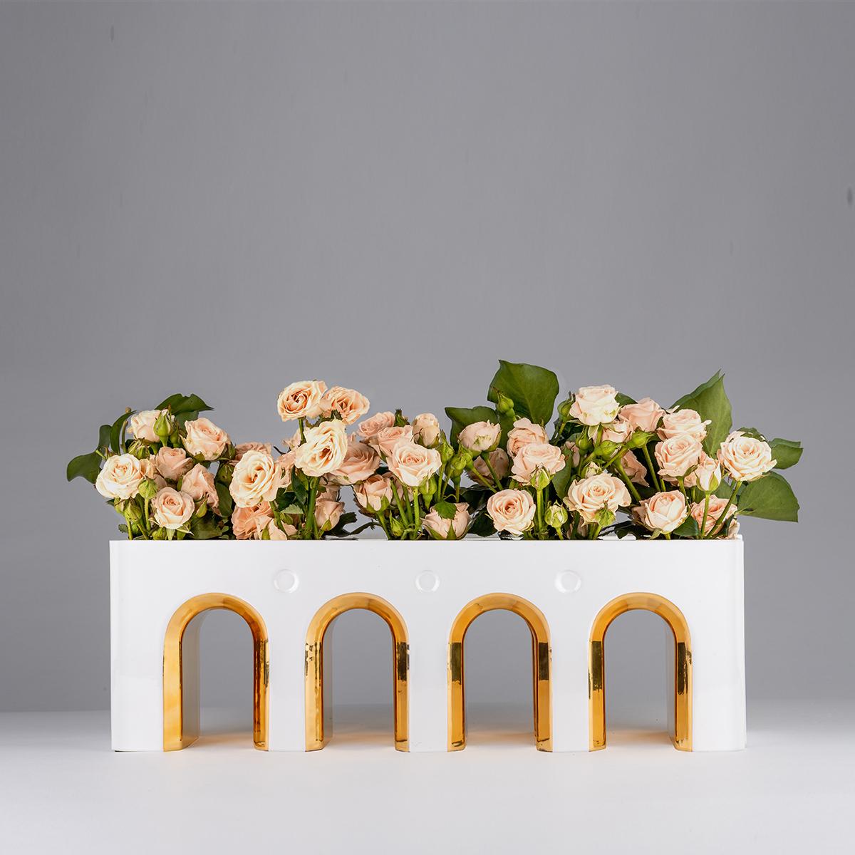Moderne Vase à fleurs fabriqué à la main Vittorio, en céramique blanche et détails en or 24 carats en vente