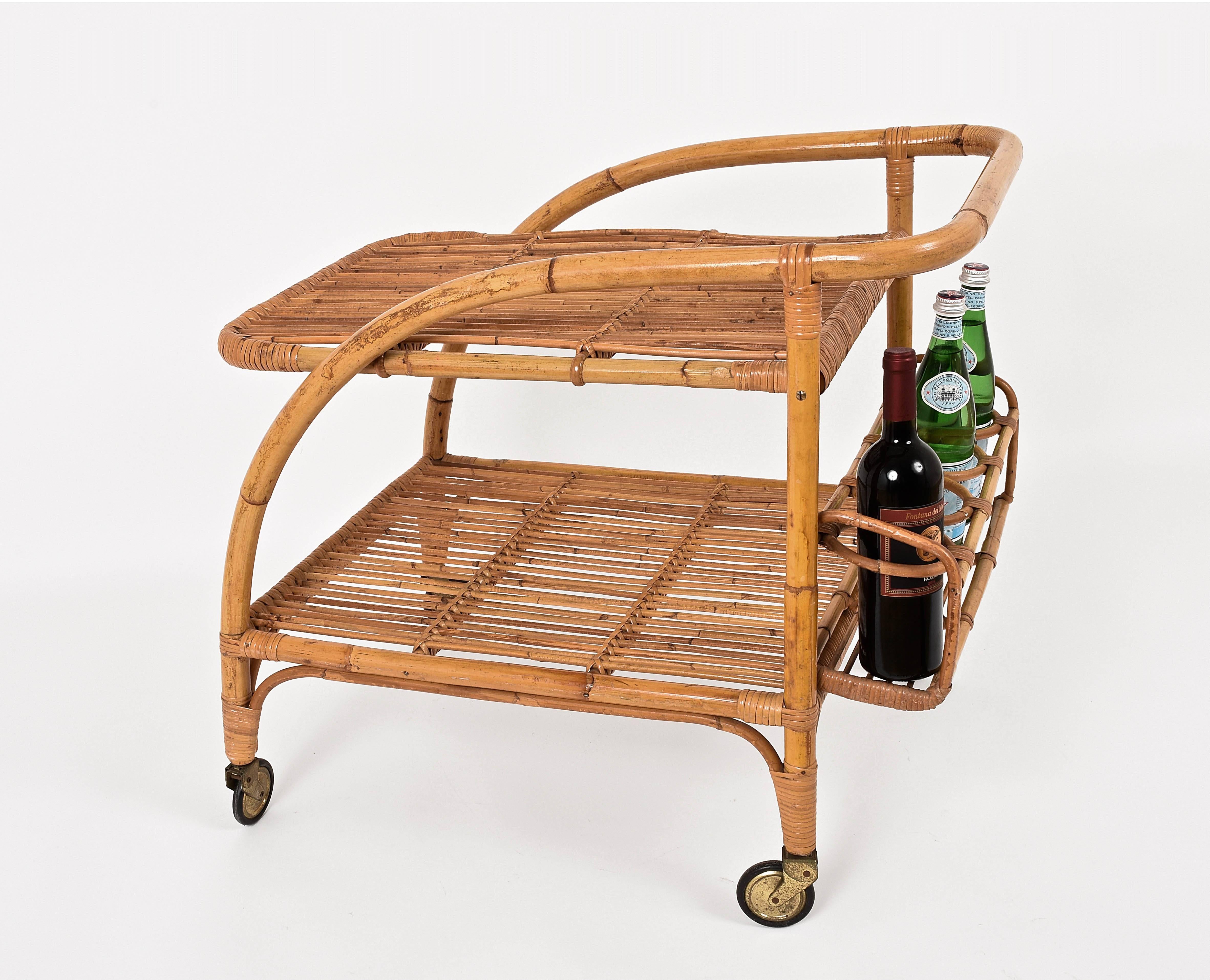 Fabulous bar cart from the 1950s. Made in bamboo with two large wheels. Bottle rack on the back.
In perfect condition.