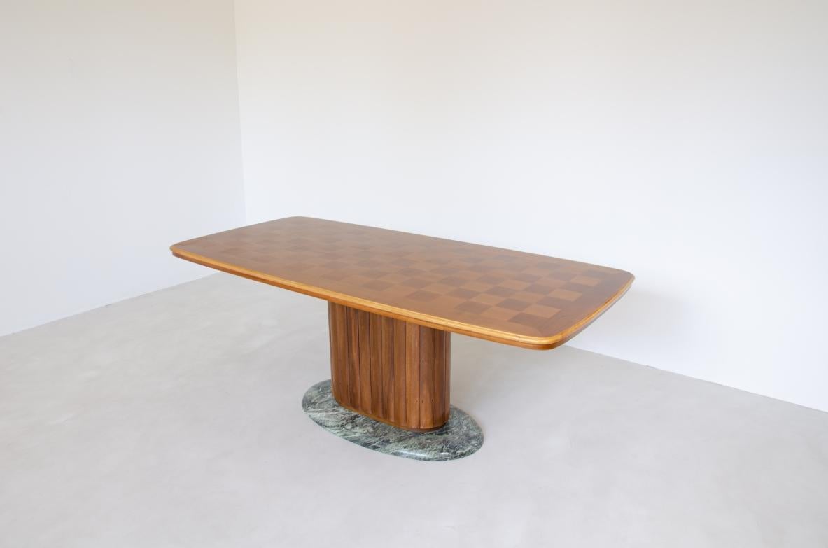 Mid-Century Modern Vittorio Dassi  Table de salle à manger des années 1940 avec une très belle base à colonne ovale en acajou en vente