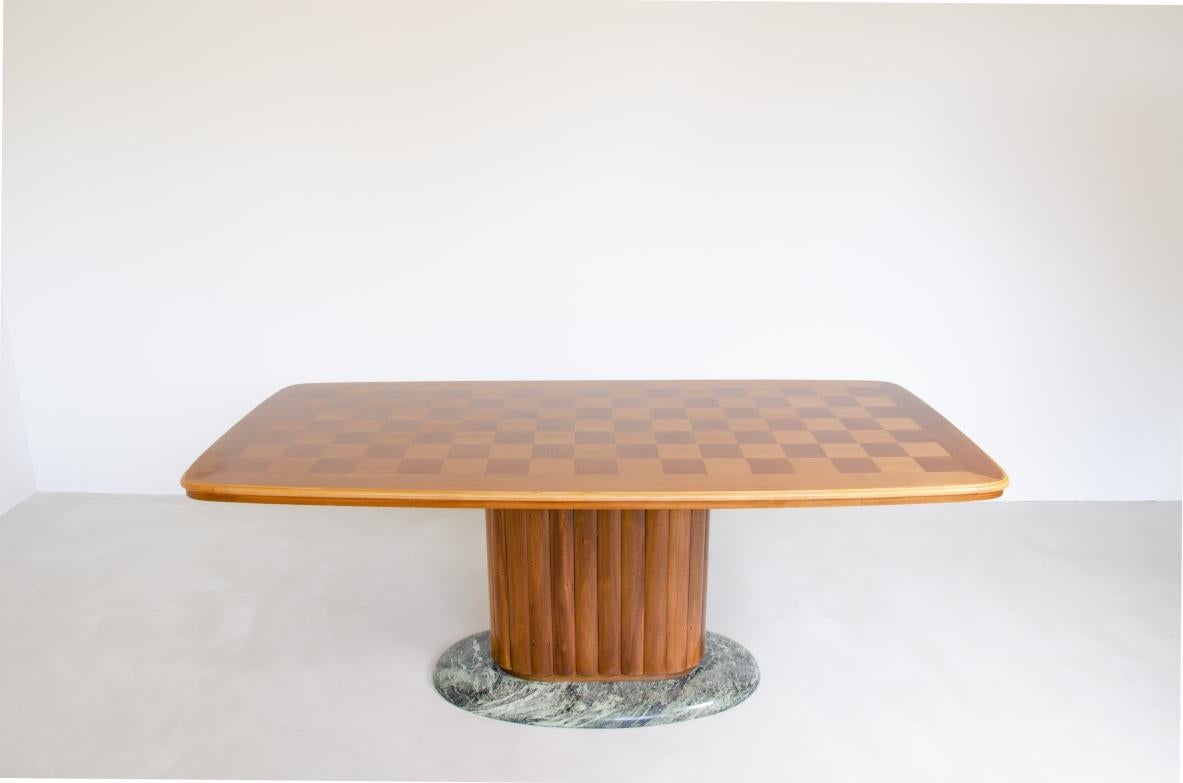 20ième siècle Vittorio Dassi  Table de salle à manger des années 1940 avec une très belle base à colonne ovale en acajou en vente