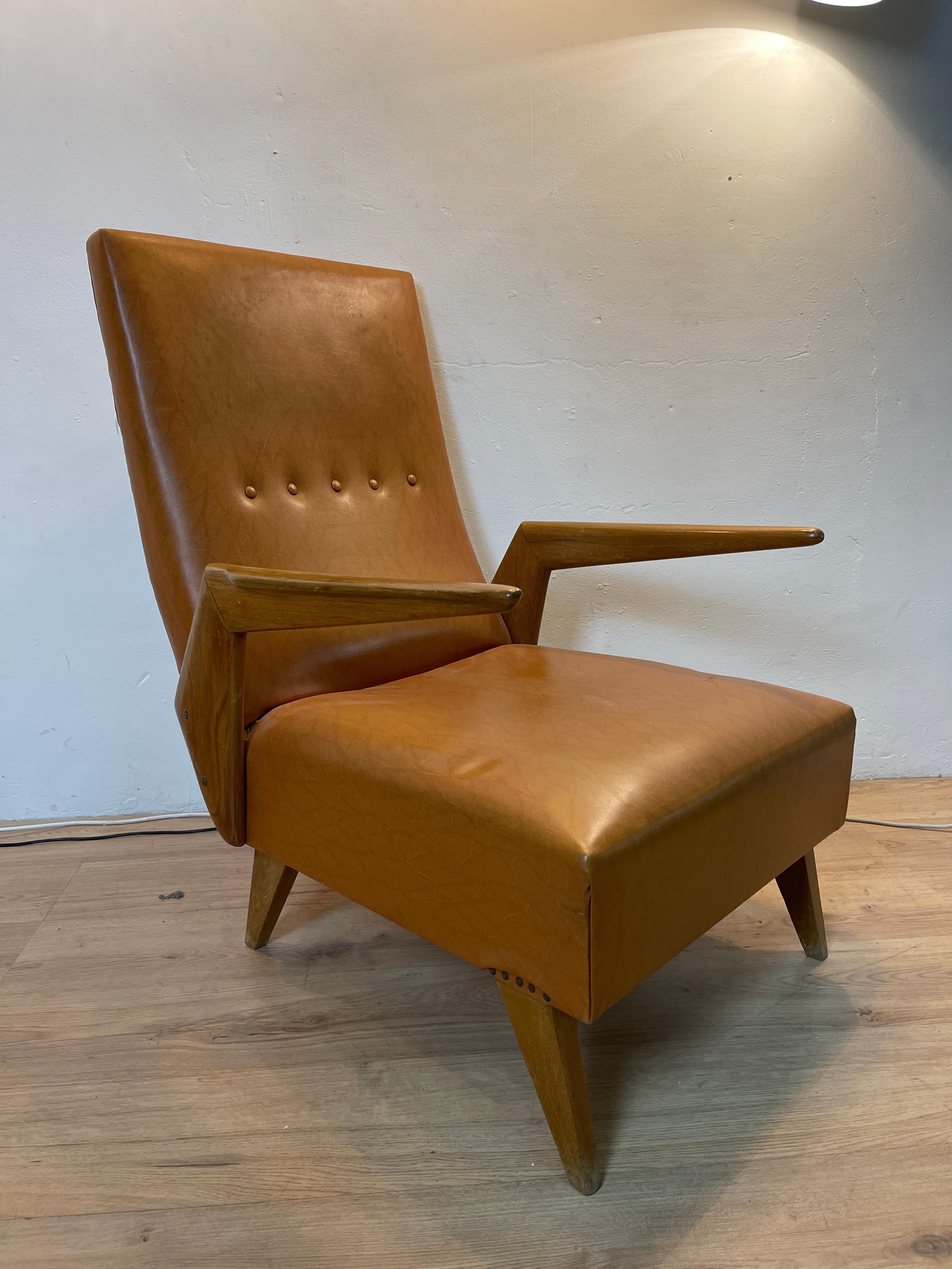Armchair with a marked Italian design from the 1950s that can be attributed to the famous Italian designer Vittorio Dassi for style, model and construction.
