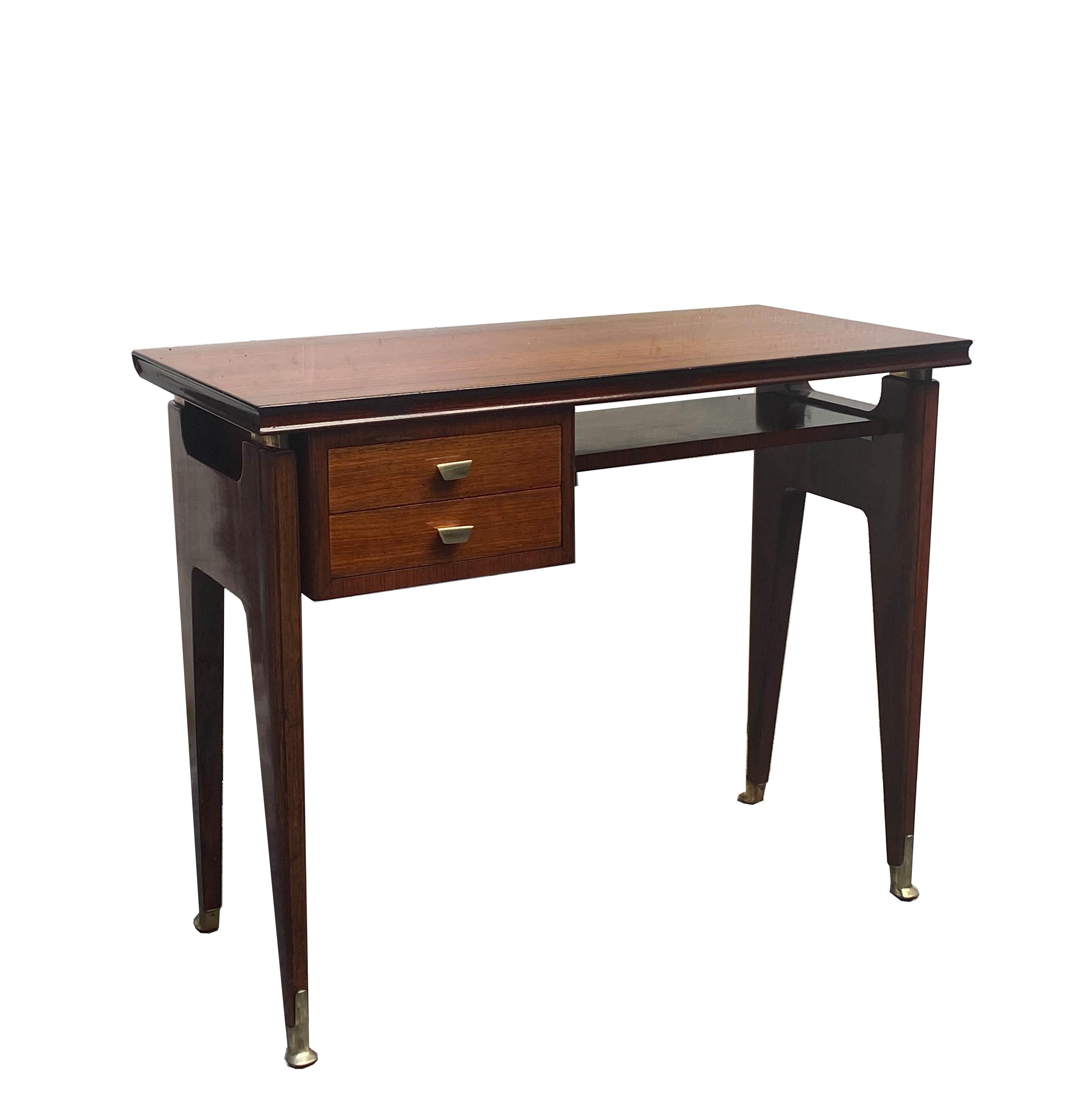 Der auch als „dattilo“ bezeichnete Schreibtisch wurde in den 1950er Jahren von Vittorio Dassi sehr gut entworfen. Er hat eine solide Struktur, die von Messingfüßen getragen wird, und hat zwei Schubladen auf der linken Seite. Er ist in einem sehr