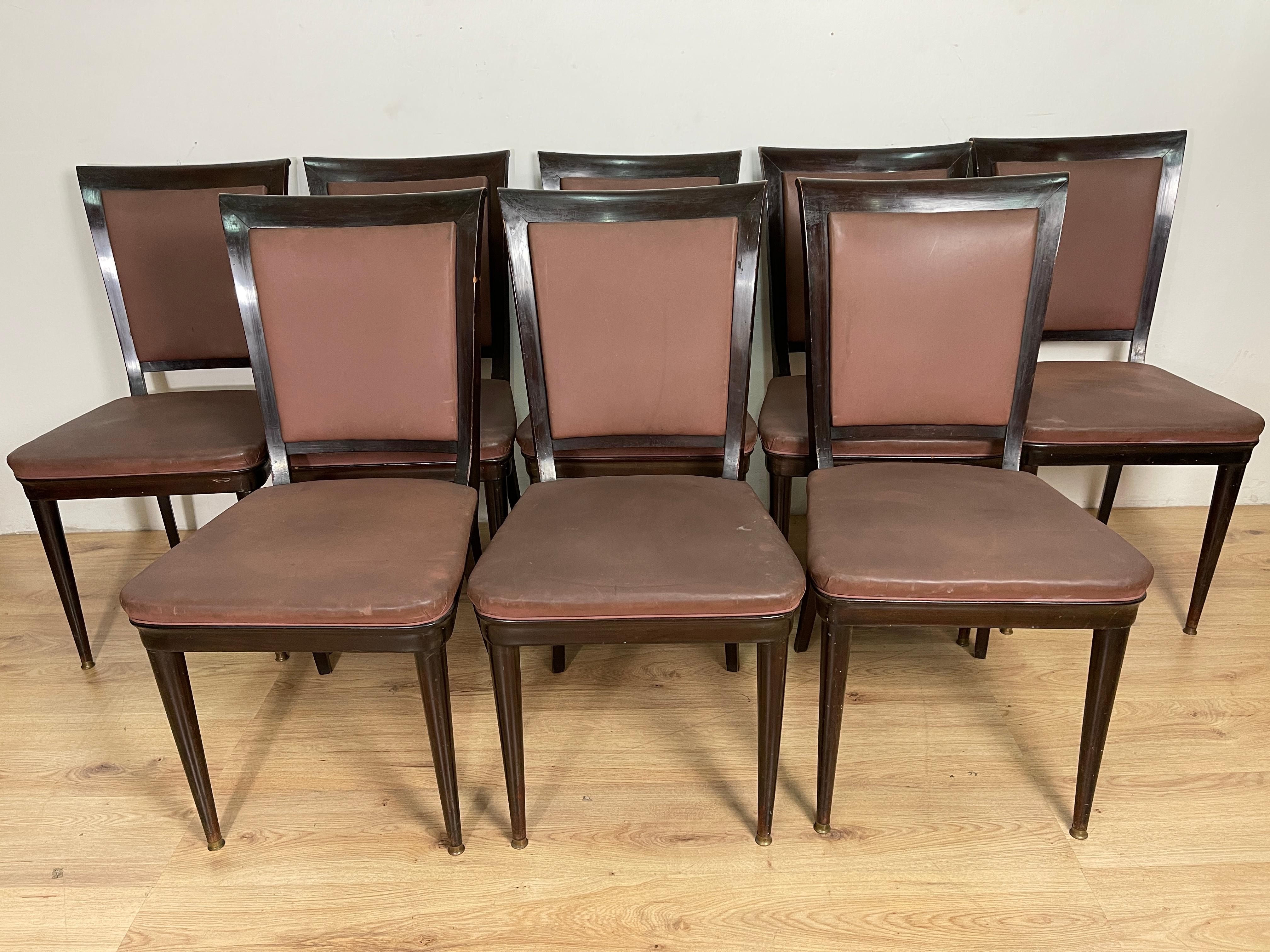 Ensemble de 8 chaises de salle à manger en bois avec rembourrage de production italienne des années 1940 attribuable au designer Vittorio Dassi.