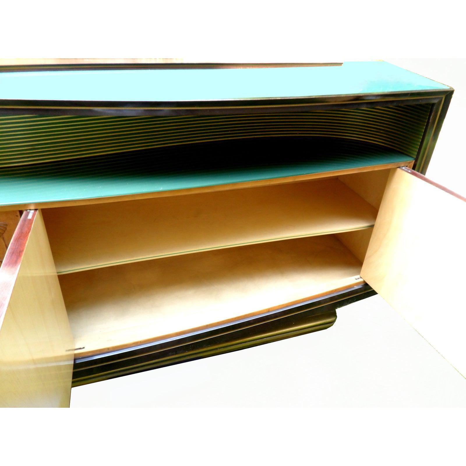 Vittorio Dassi Credenza, aparador de nogal, sicomoro y latón Italia 1960 mediados del siglo XX en venta