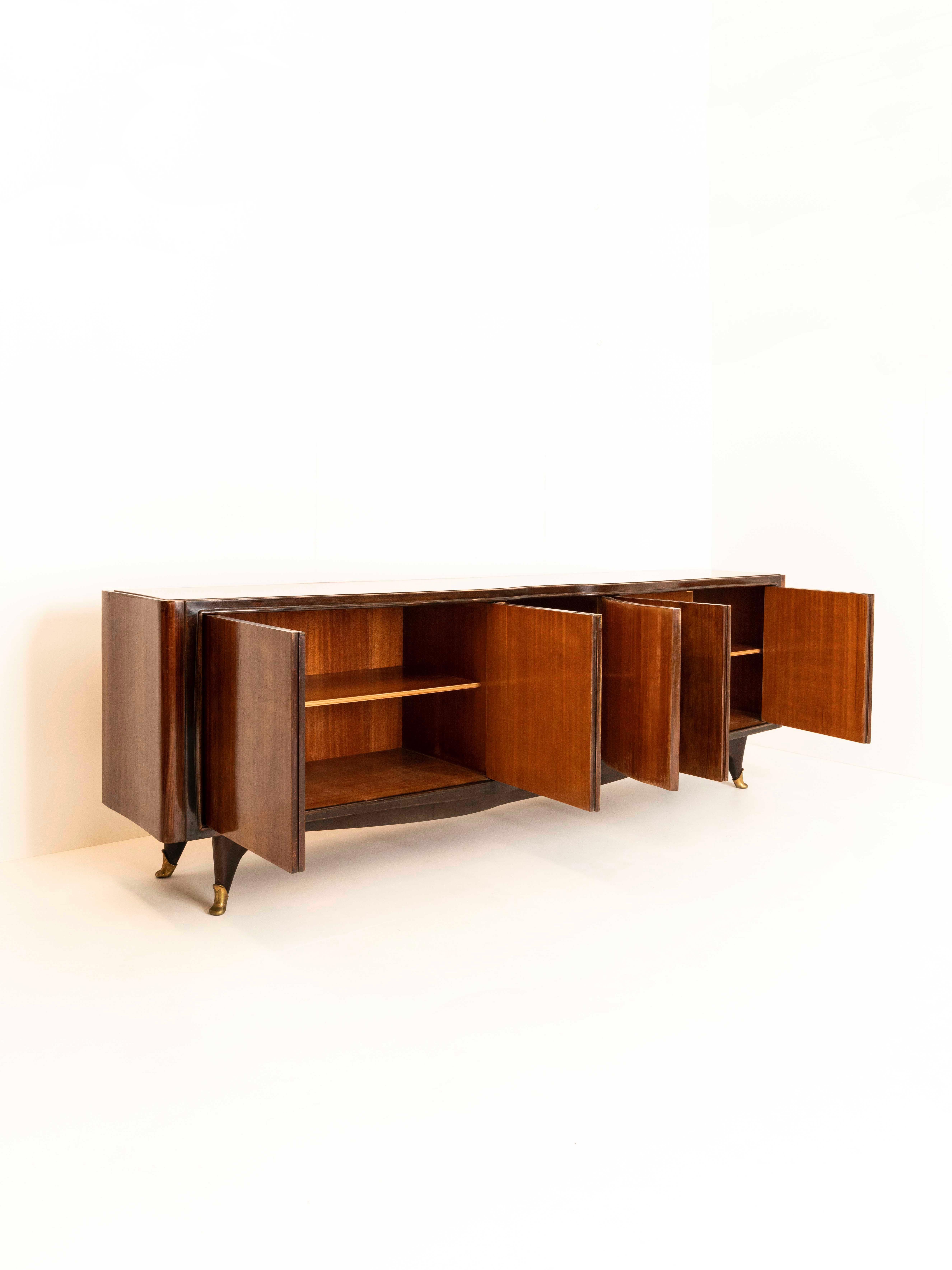 Vittorio Dassi Credenza in Wood, Glass and Brass, Italy 1950s In Good Condition For Sale In Hellouw, NL