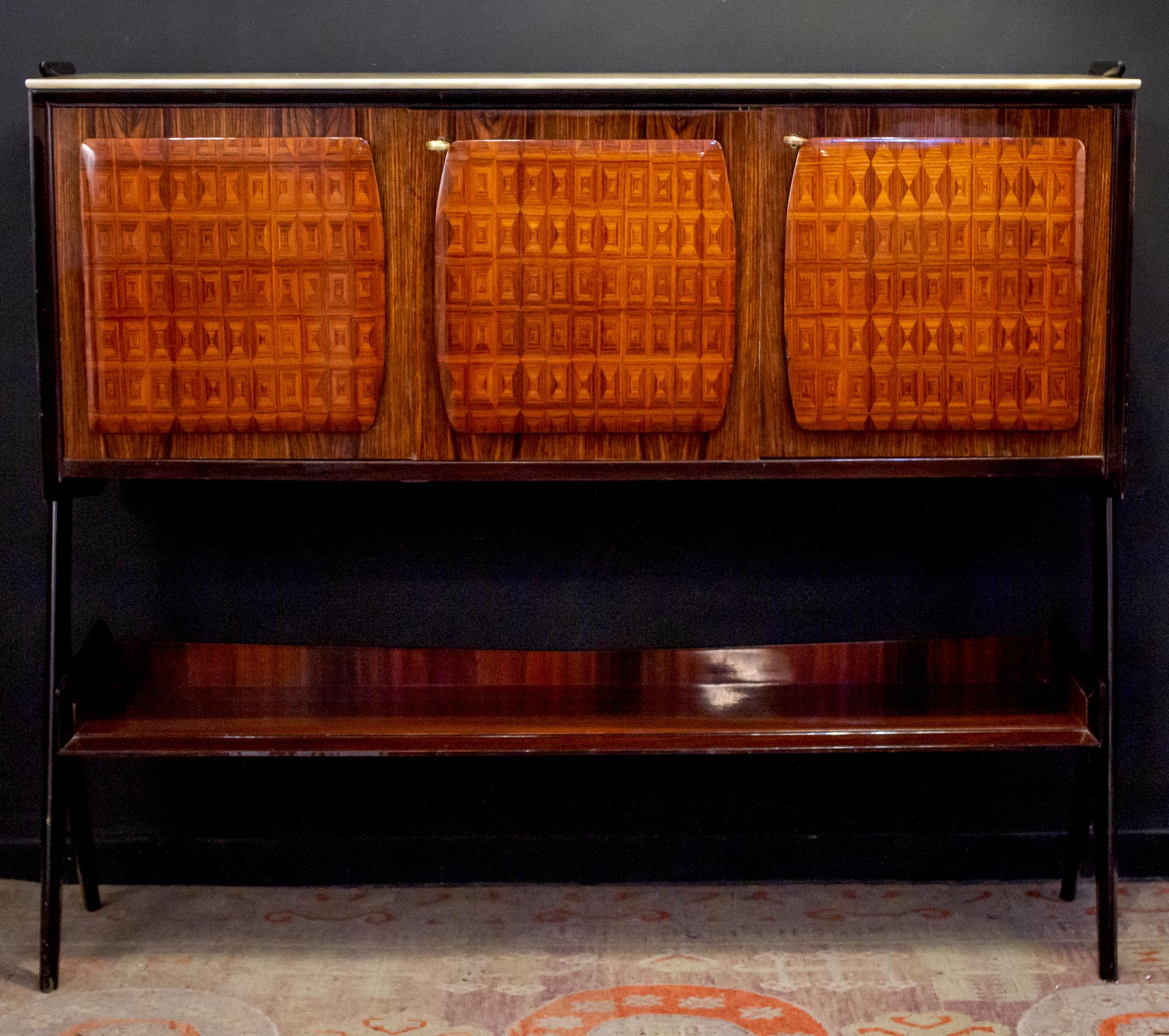 Stilvolles Sideboard, entworfen von dem berühmten italienischen Mid-Century Modern Künstler Vittorio Dassi, in den 1950er Jahren mit einer Platte aus Carrara-Marmor.
In sehr gutem Vintage-Zustand der Zeit.