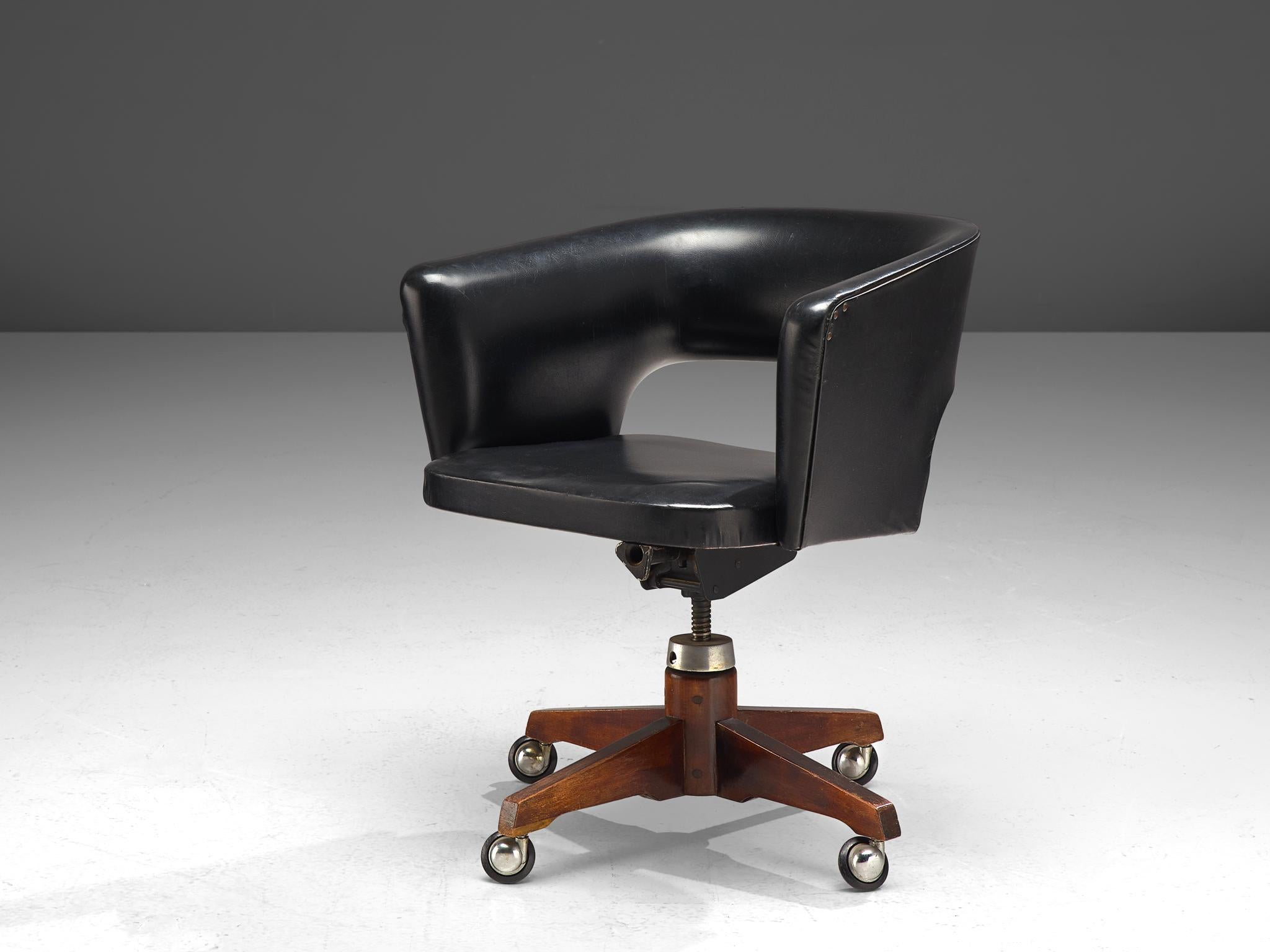 Vittorio Dassi, desk chair, metal, wood and leatherette, Italy, 1950s

Early swivel desk chair, designed by Vittorio Dassi. The seat cosists of a highback that flows over in the arms. The legs are made of wood with castered wheels, which makes