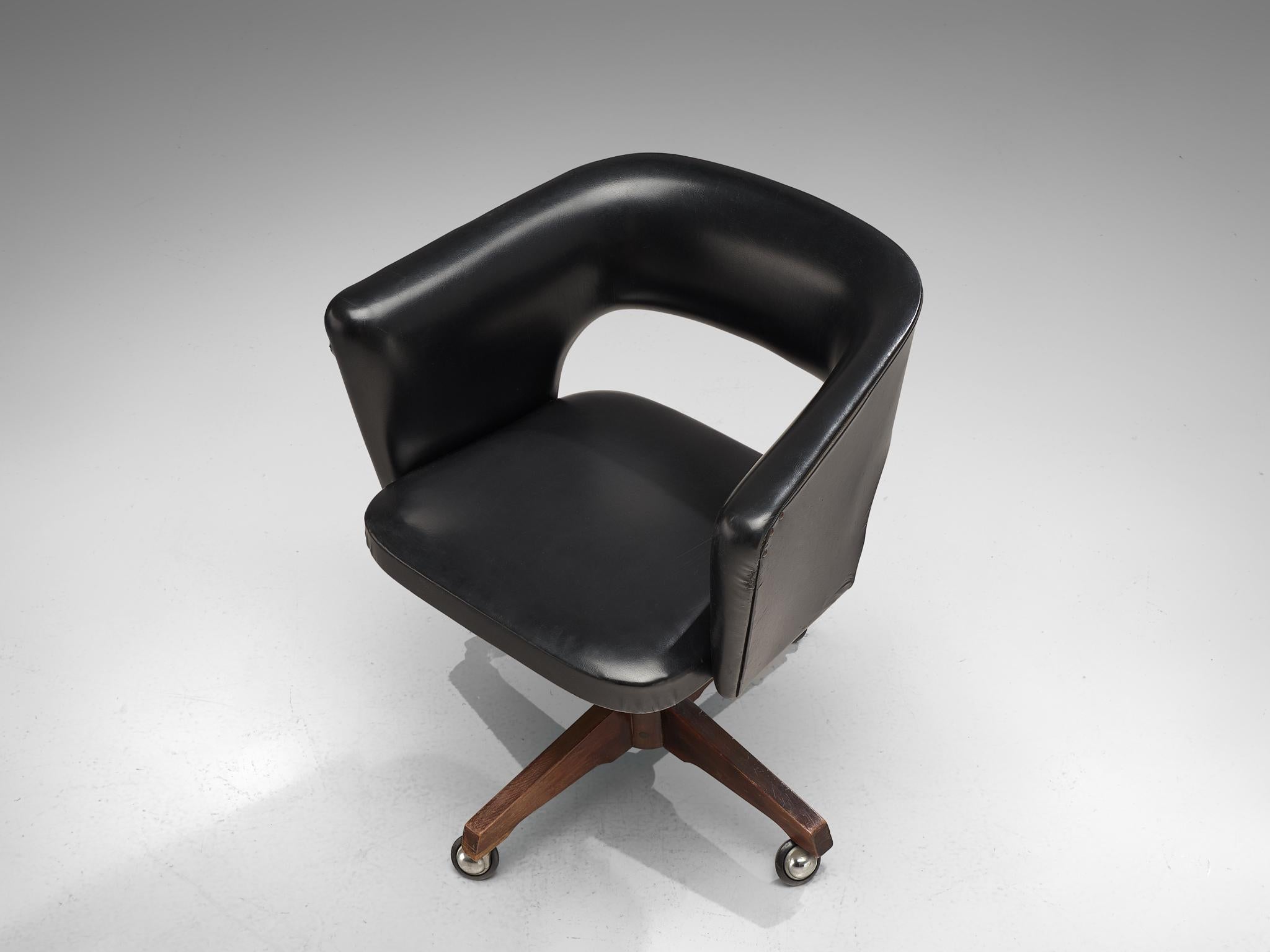 Vittorio Dassi, desk chair, metal, wood and leatherette, Italy, 1950s

Early swivel desk chair, designed by Vittorio Dassi. The seat cosists of a highback that flows over in the arms. The legs are made of wood with castered wheels, which makes this