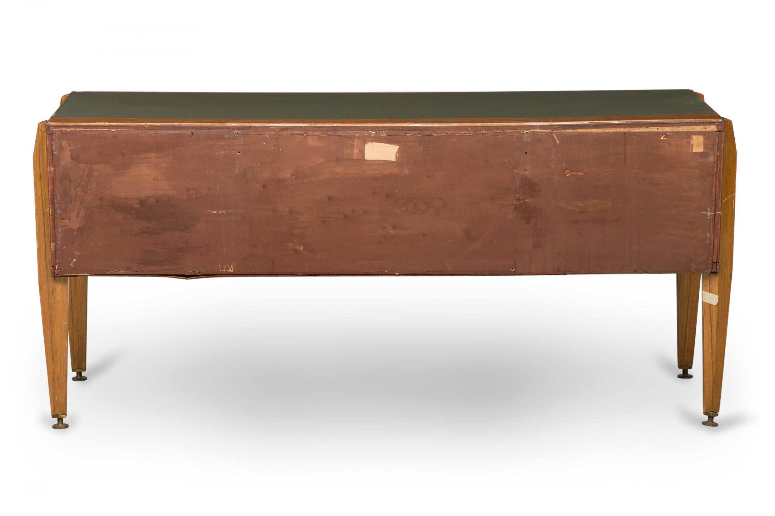 Coffre à 4 tiroirs Vittorio Dassi en bois fruitier et bronze, de style italien moderne du milieu du siècle dernier en vente 1