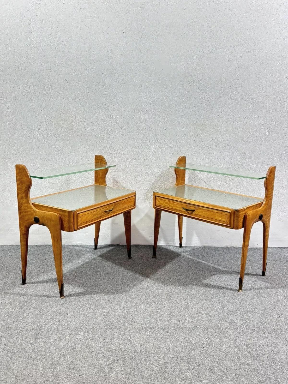 Wonderful and very rare pair of bedside tables attributed to Vittorio Dassi for La Permanente Cantù.

Italian manufacture, made in the 1950s.

All Maple wood frame, double glass shelf , brass handles and feet.

The item is in good conservative