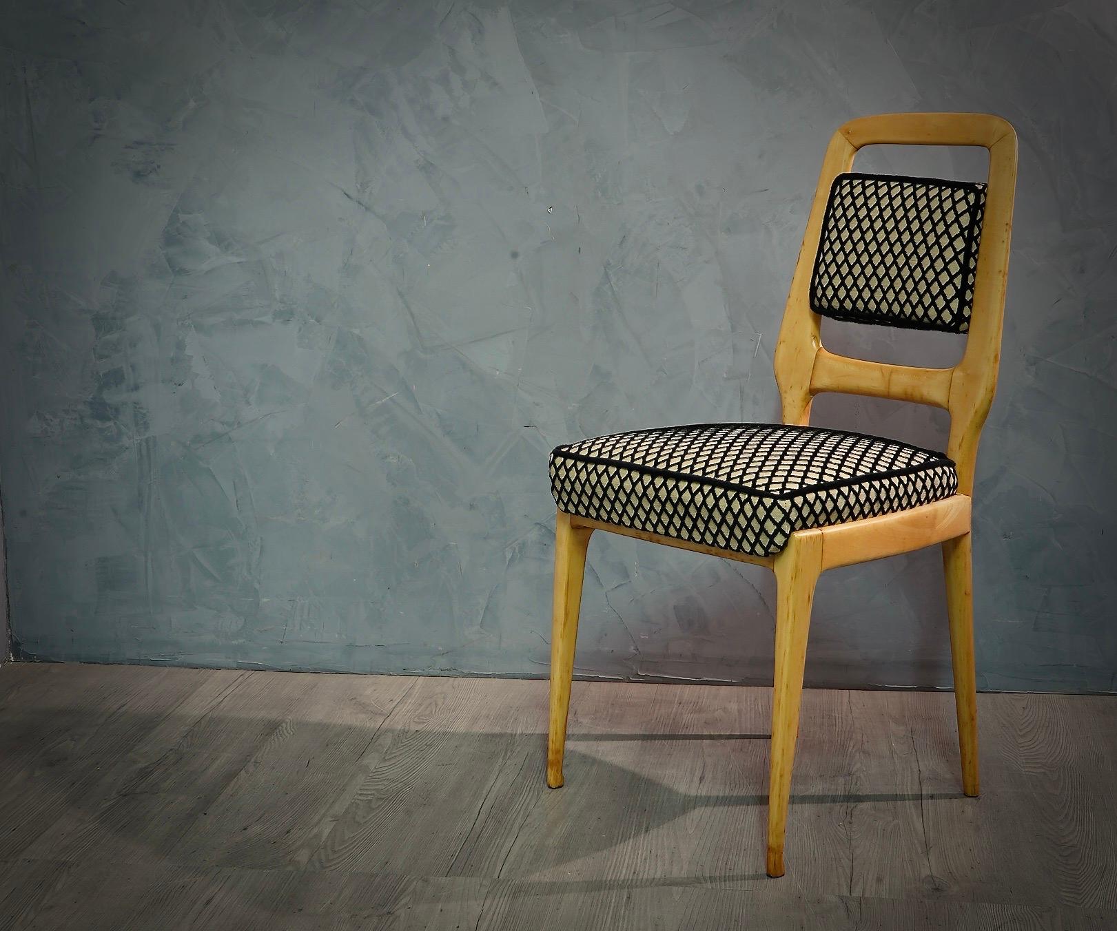 Set di sei sedie dal bellissimo design del 1950, con gambe dritte e schienale molto sagomato. Originalità e stile per queste sedie progettate per un arredamento di classe.

Le sei sedie hanno una struttura in legno d'acero e poi lucidata, la seduta