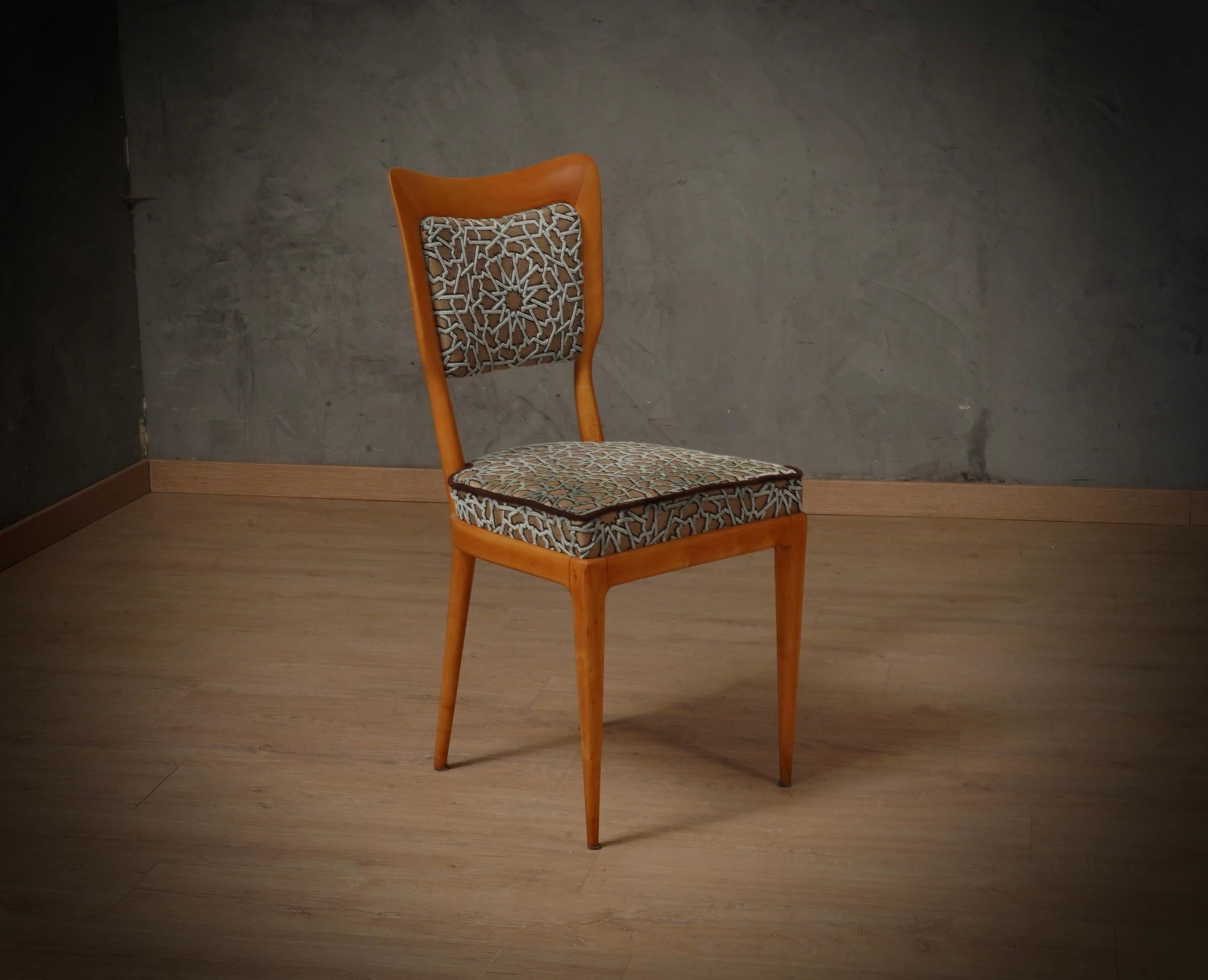 Set di otto sedie dal bellissimo design del 1950, con gambe dritte e schienale molto sagomato. Originalità e stile per queste sedie progettate per un arredamento di classe.

Le otto sedie hanno una struttura in legno d'acero e poi lucidata, la