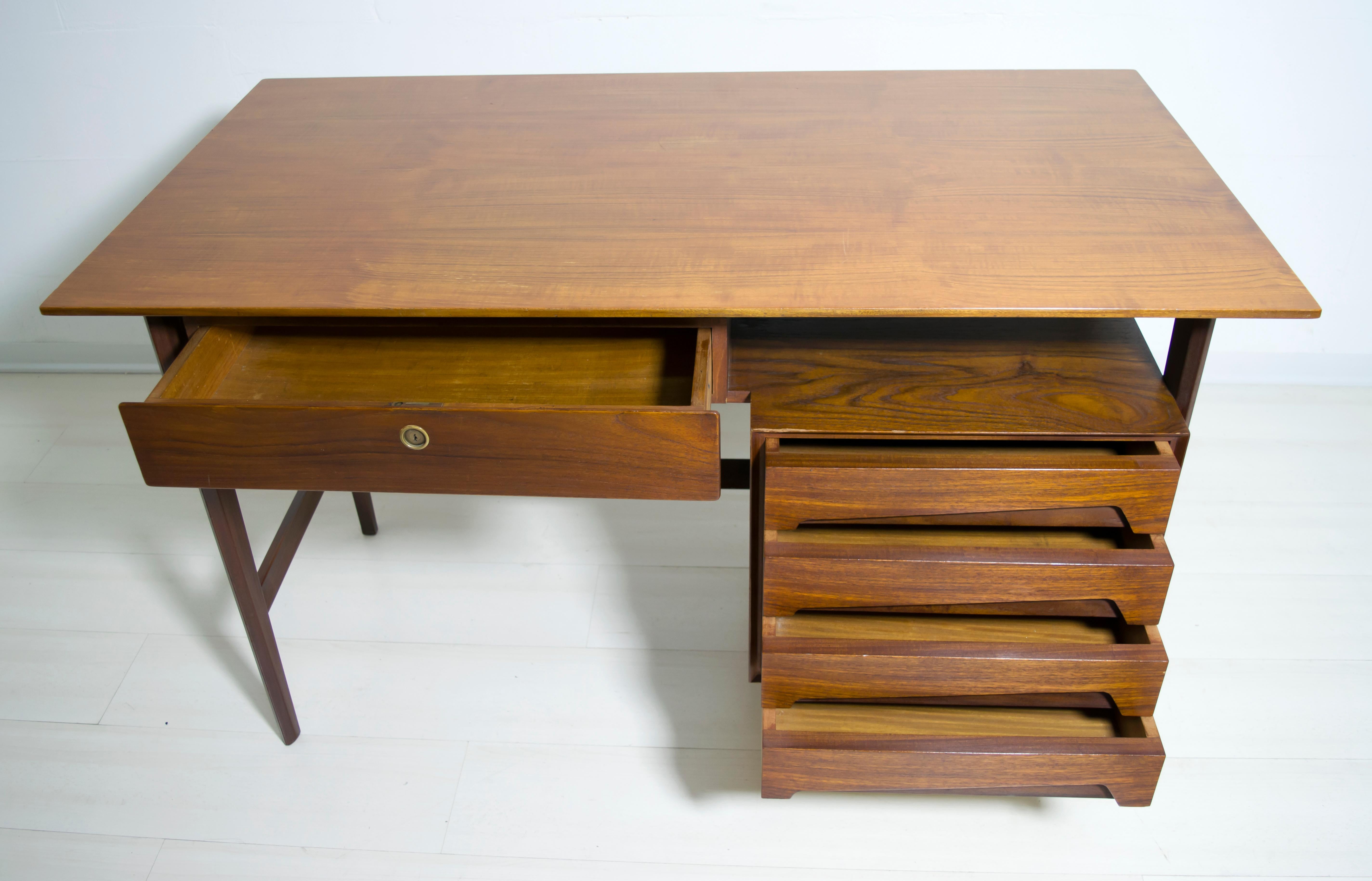 Vittorio Dassi Mid-Century Modern Italian Teakwood Writing Desk and Chair, 1950s For Sale 4