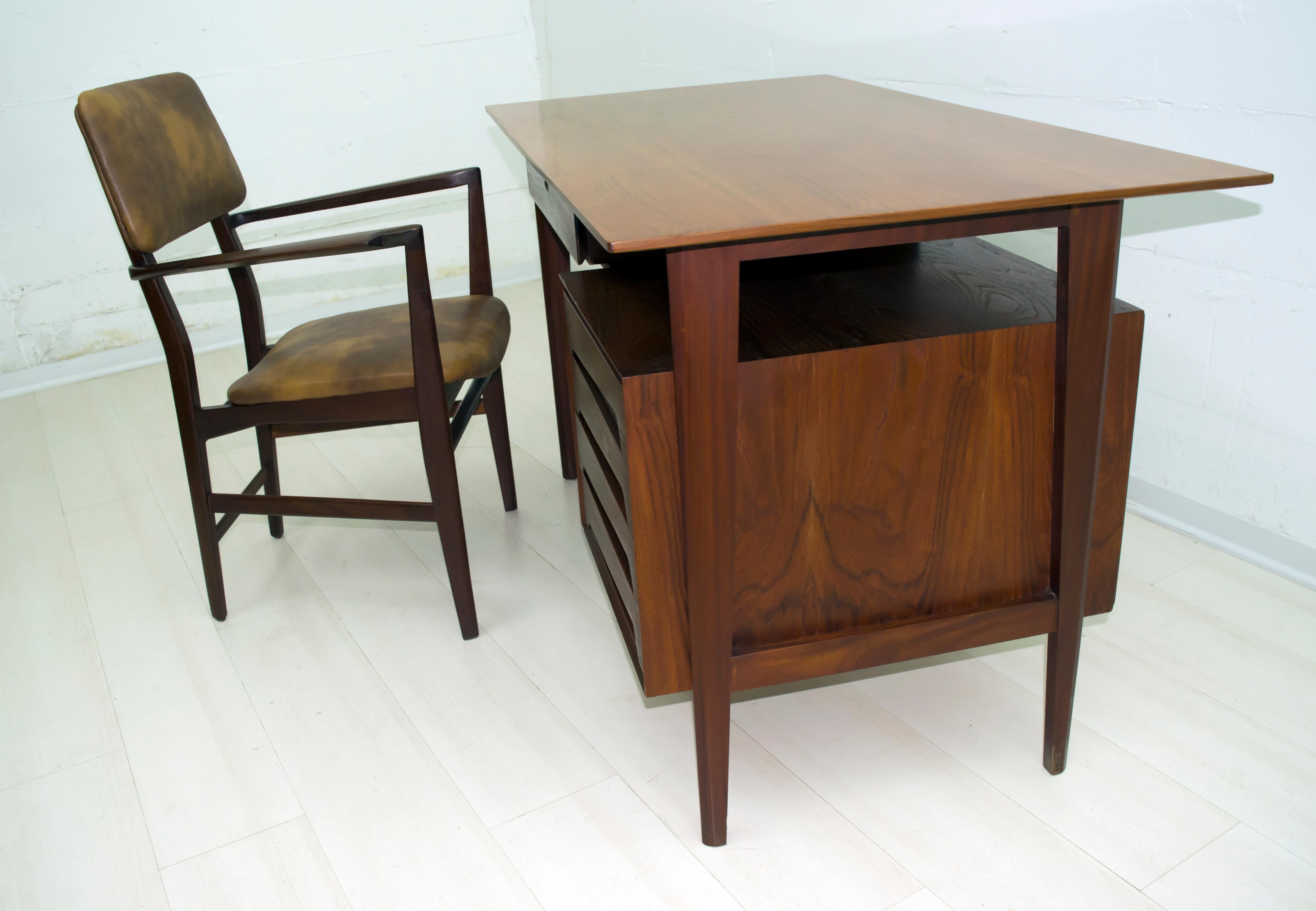 Dieser Schreibtisch mit Stuhl wurde von dem berühmten italienischen Designer Vittorio Dassi aus Teakholz entworfen, Italien, 1950er Jahre.

Die angegebenen Maße beziehen sich nur auf den Schreibtisch, während die Maße für den Stuhl allein sind: 
cm