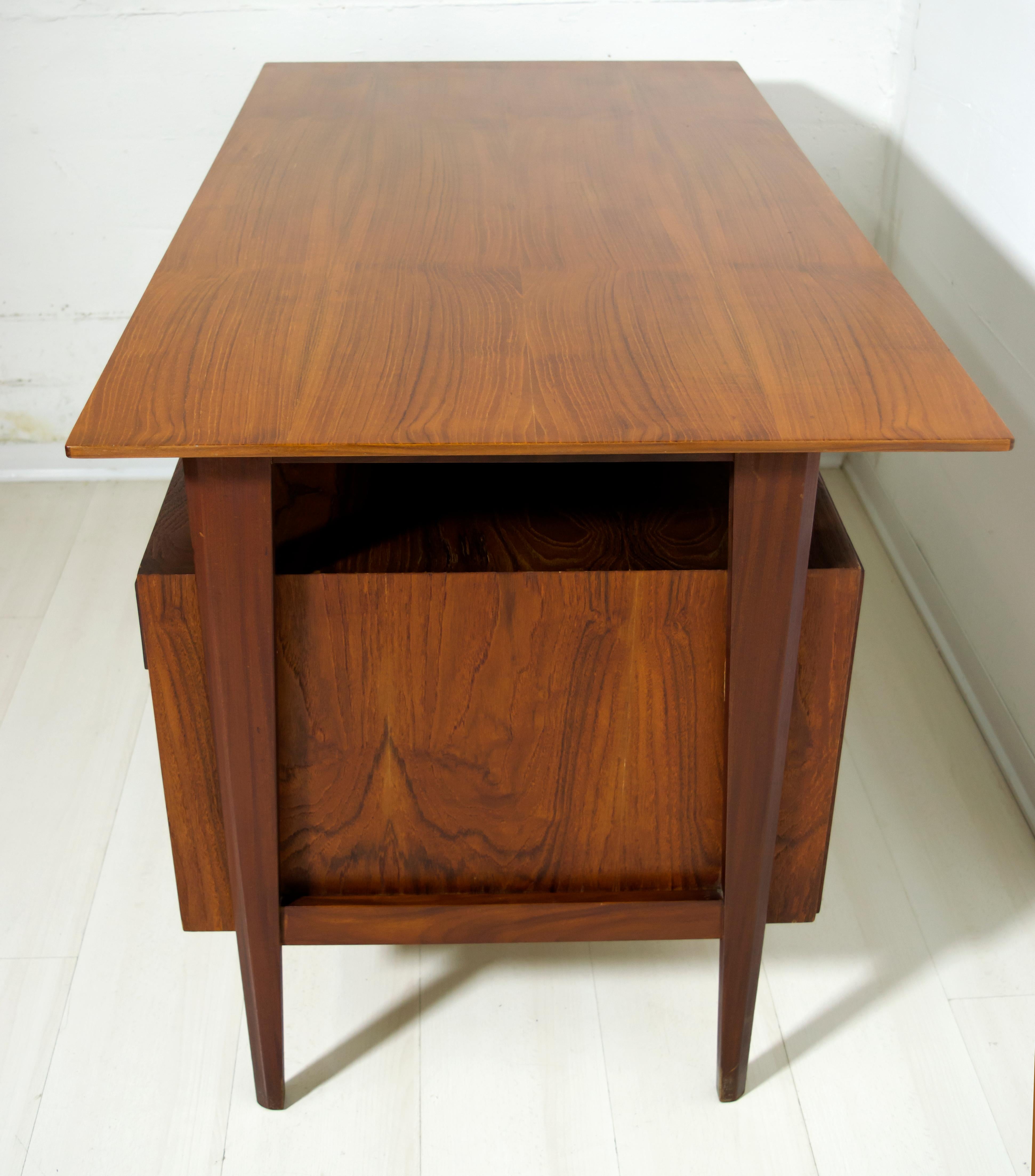 Scrivania e sedia in legno di teak di Vittorio Dassi, anni '50, stile metà del secolo scorso In condizioni buone in vendita a Puglia, Puglia