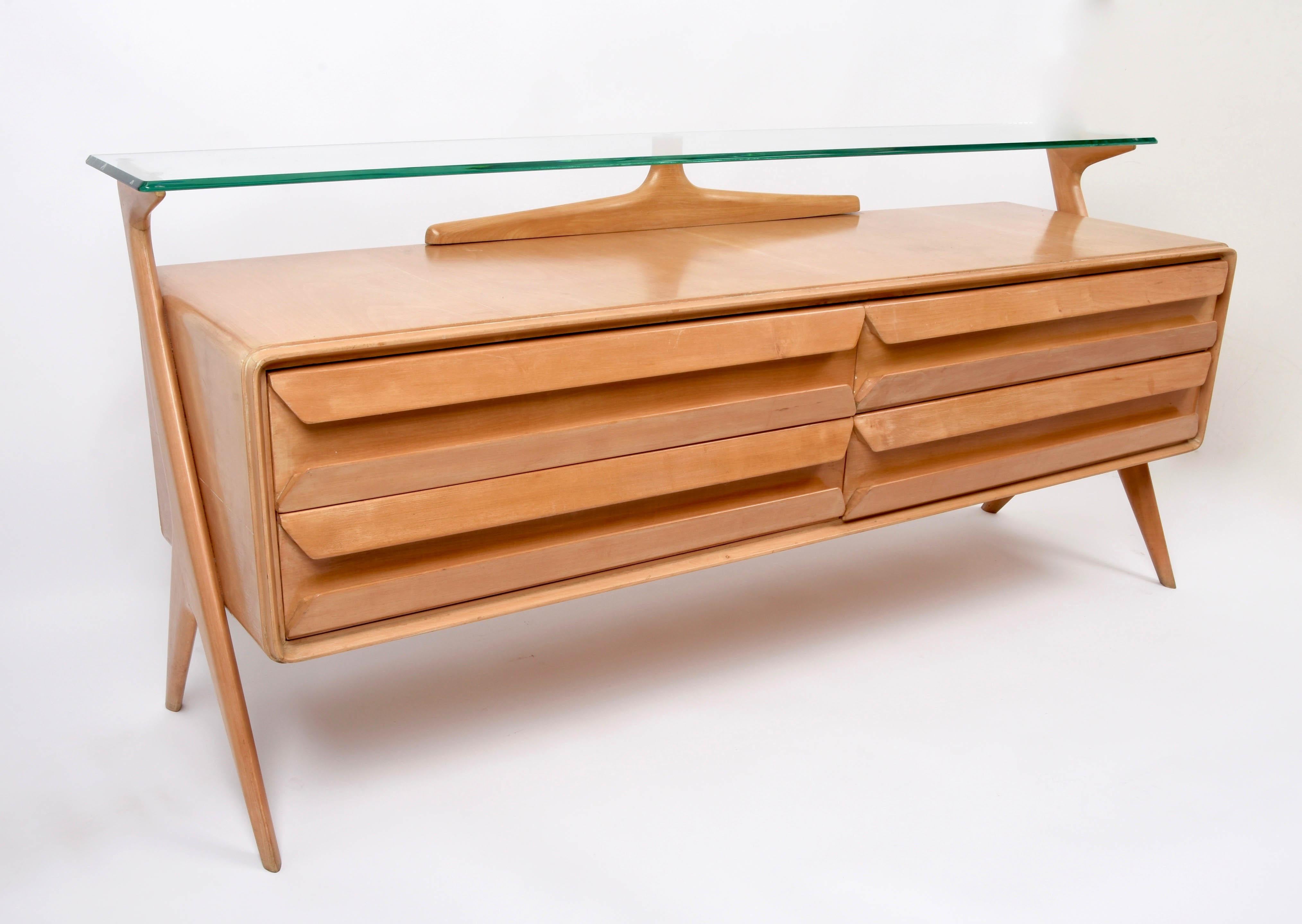Amazing midcentury maple wood sideboard with glass shelf. This fantastic piece was designed by Vittorio, Alessandro and Plinio Dassi and produced in Lissone, Italy, during the 1950s by Dassi in Lissone.

This wonderful sideboard is in clear maple