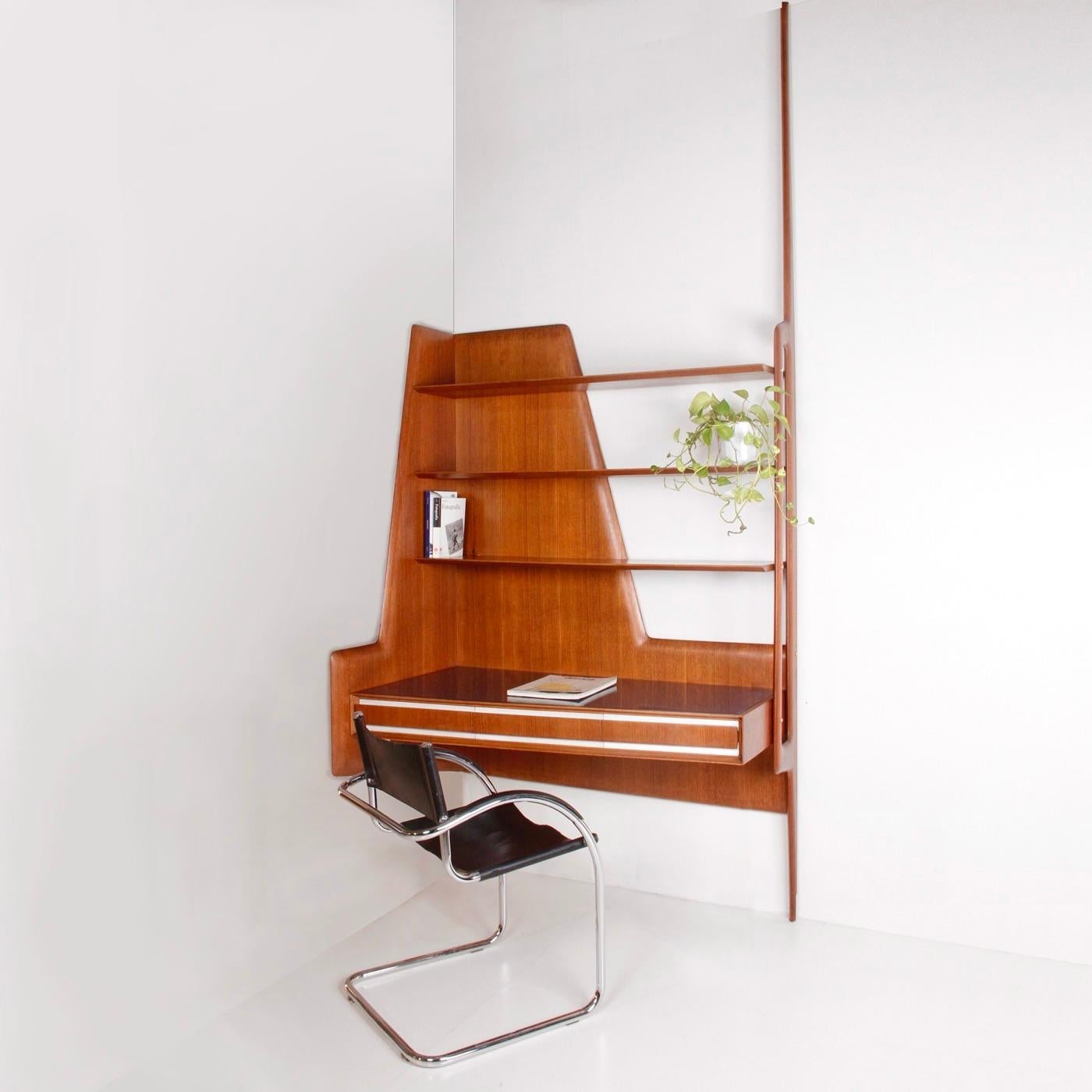 Monumental y rarísimo mueble escritorio de Vittorio Dassi para Mobili Cantù - Italia, hacia 1950.
Nogal italiano, abedul y detalles de latón.
Conjunto de esquina entre dos paredes en un ángulo de 90 grados.
Paneles decorativos que sostienen un
