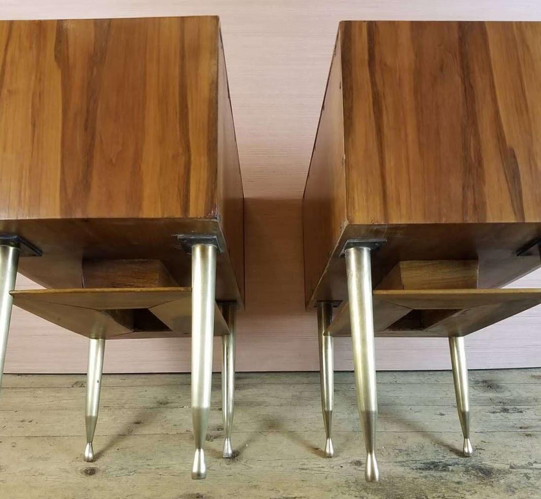 Vittorio Dassi pair of plinth based Italian Walnut end tables or nightstands with polished cast bronze legs. The legs are stabilized by a floating plinth shelf. The drawers have sculpted walnut pulls with polished brass wraps.
Cool design, the